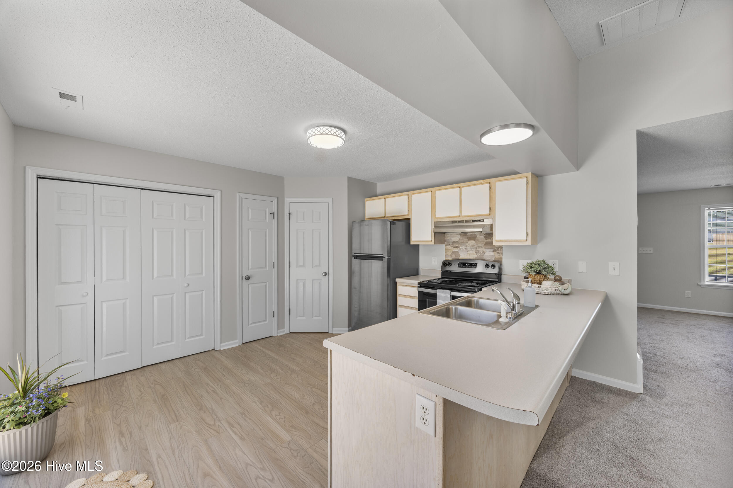 100561186 | Photo 13