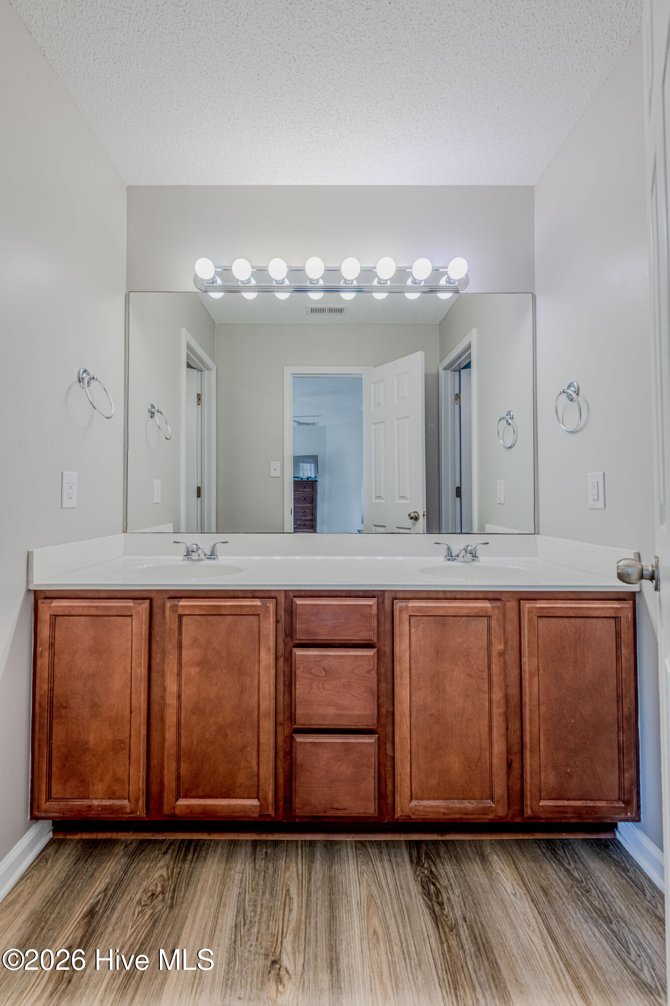 100565701 | Photo 27