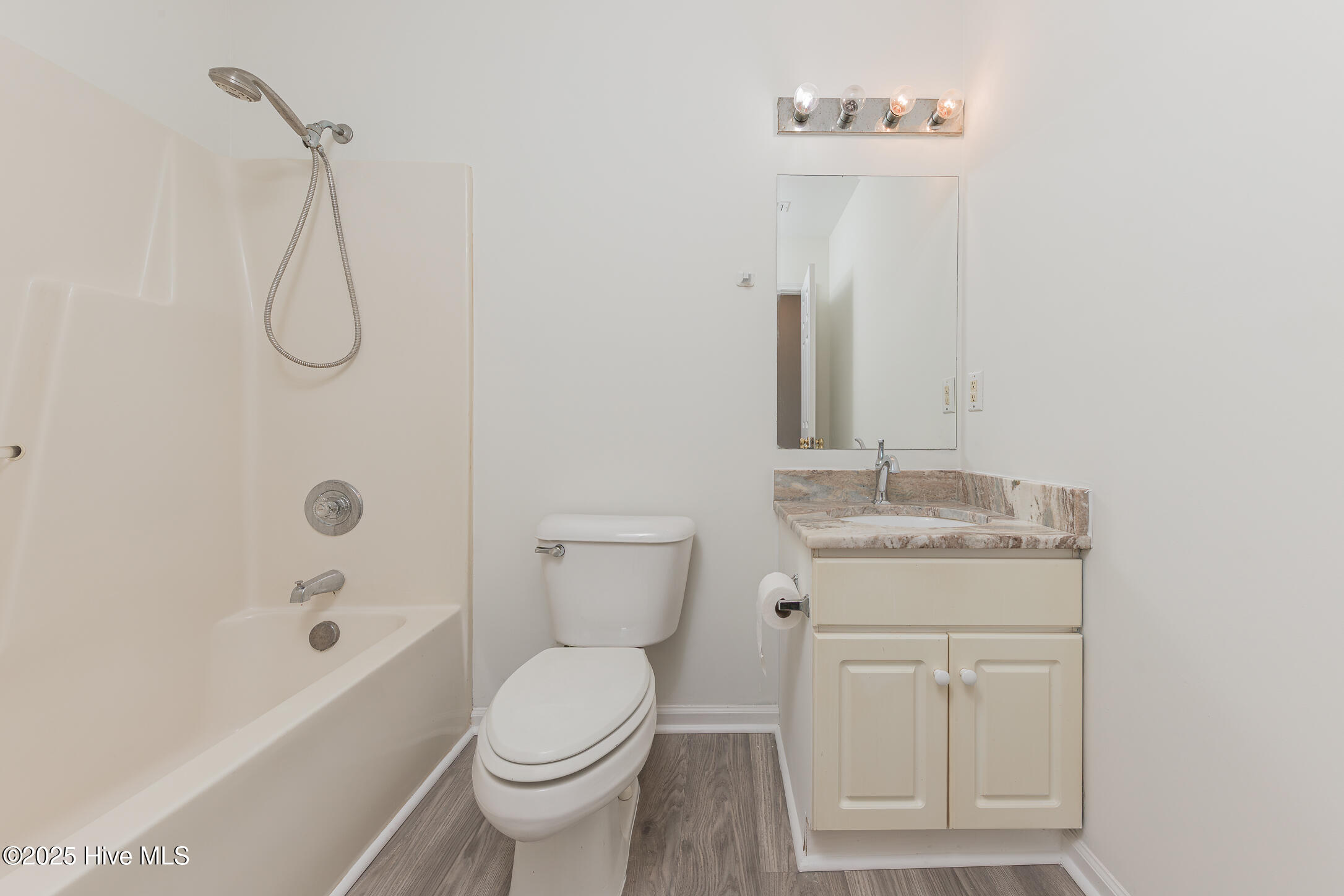 119 Red Bird Lane, Hampstead, NC 28443 – photo 14: 37FULLBATH