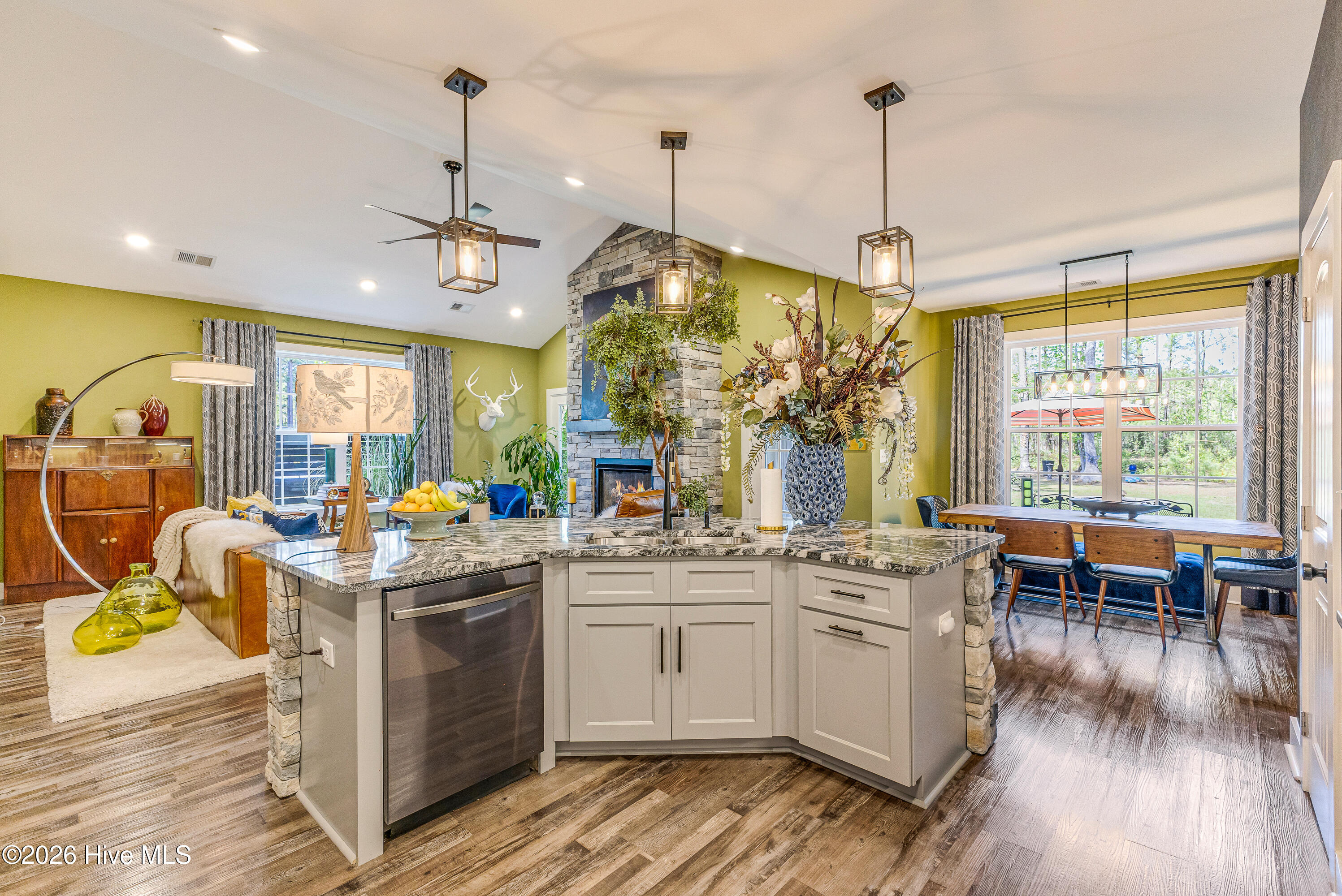 100563377 | Photo 16