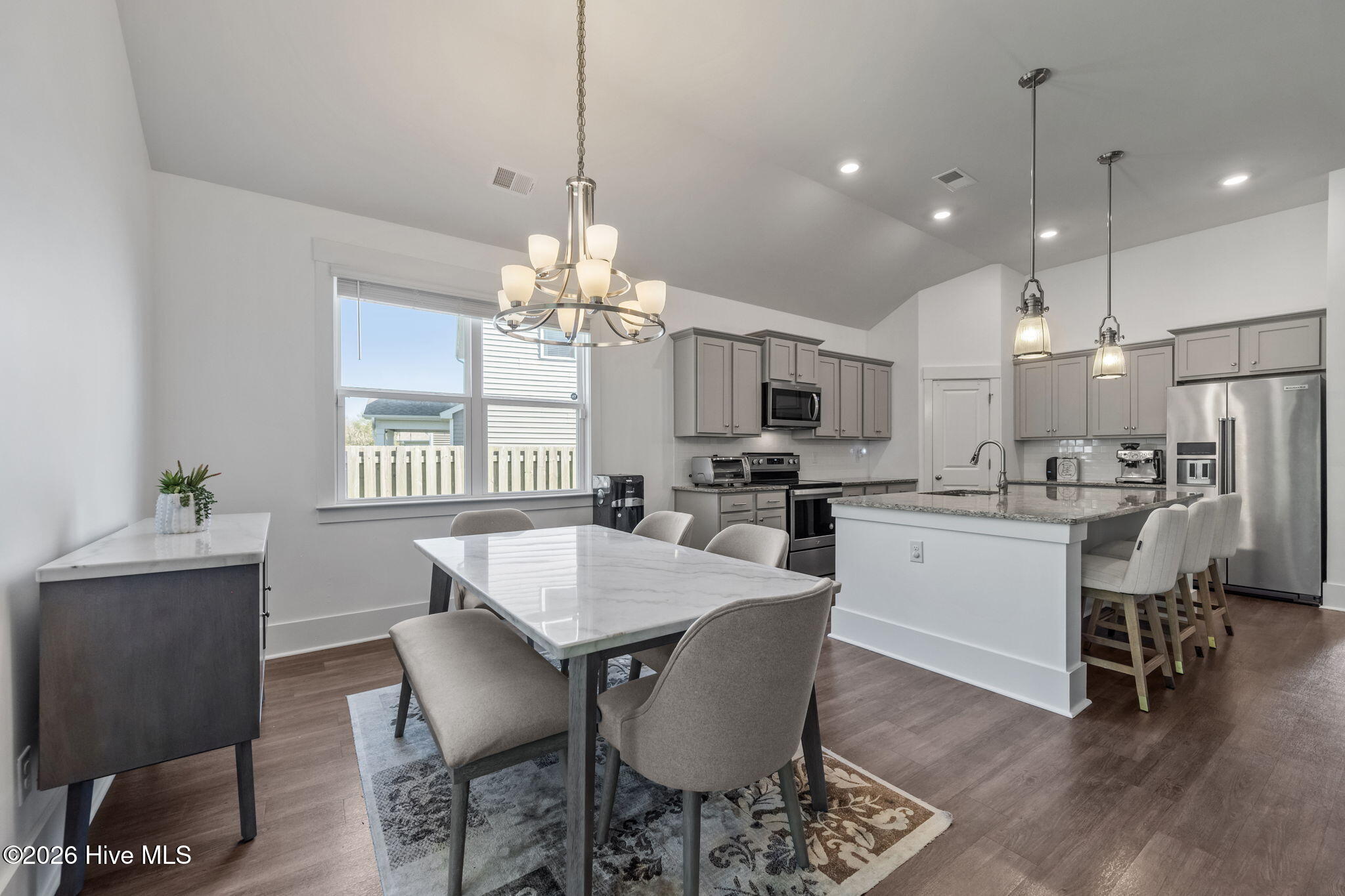 100566590 | Photo 51