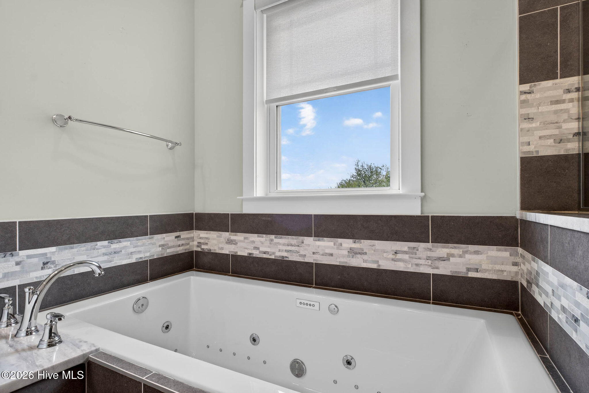 100563982 | Photo 32