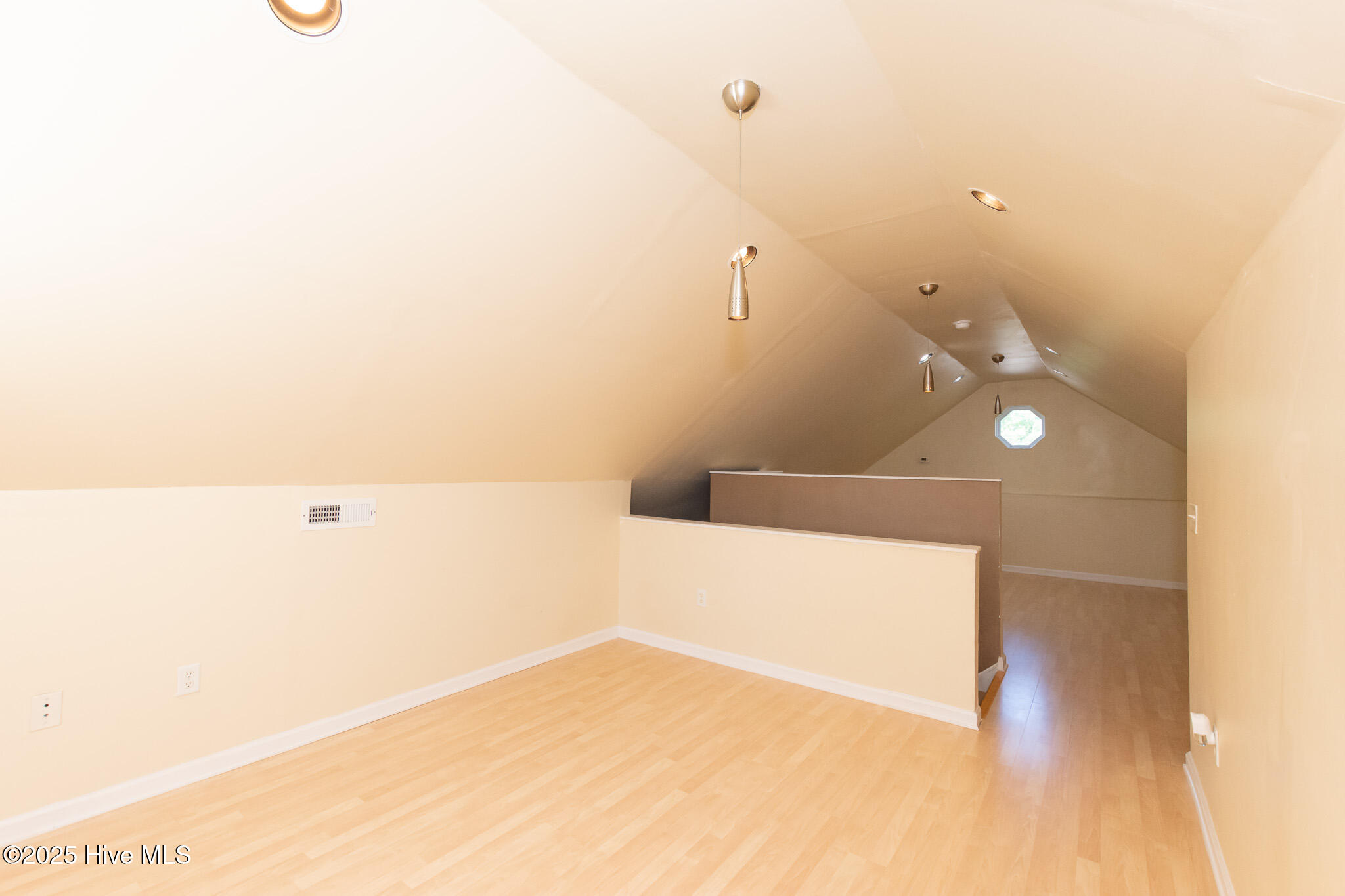 100522001 | Photo 54