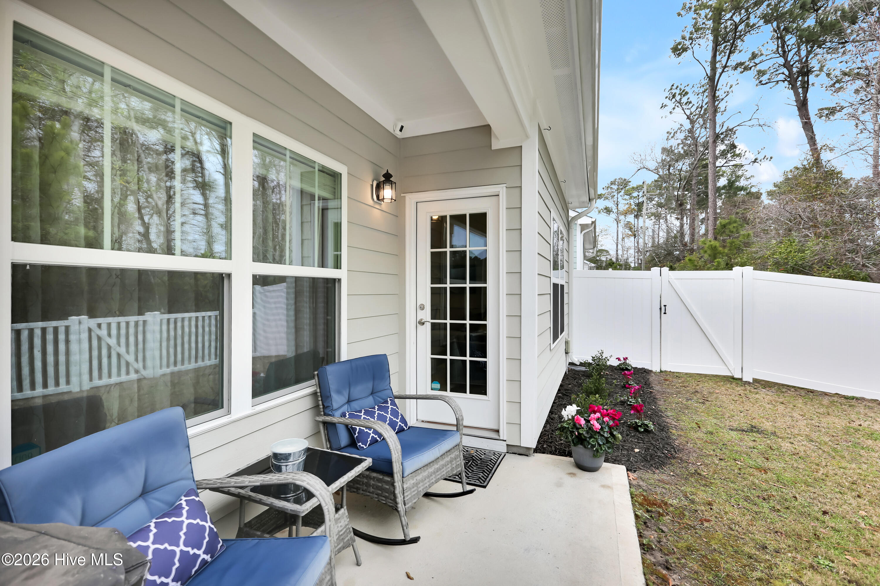 100557185 | Photo 30