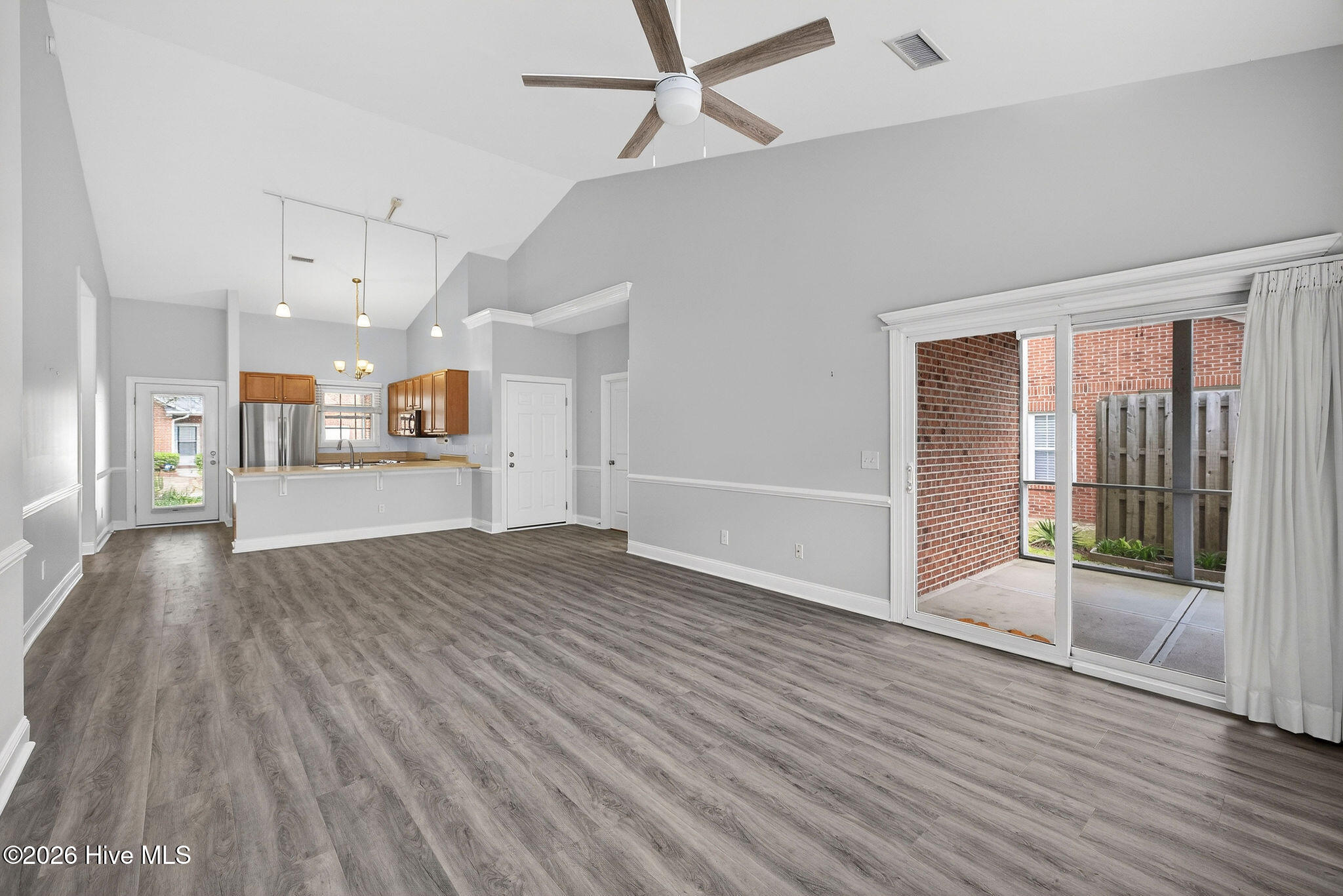 100562994 | Photo 11