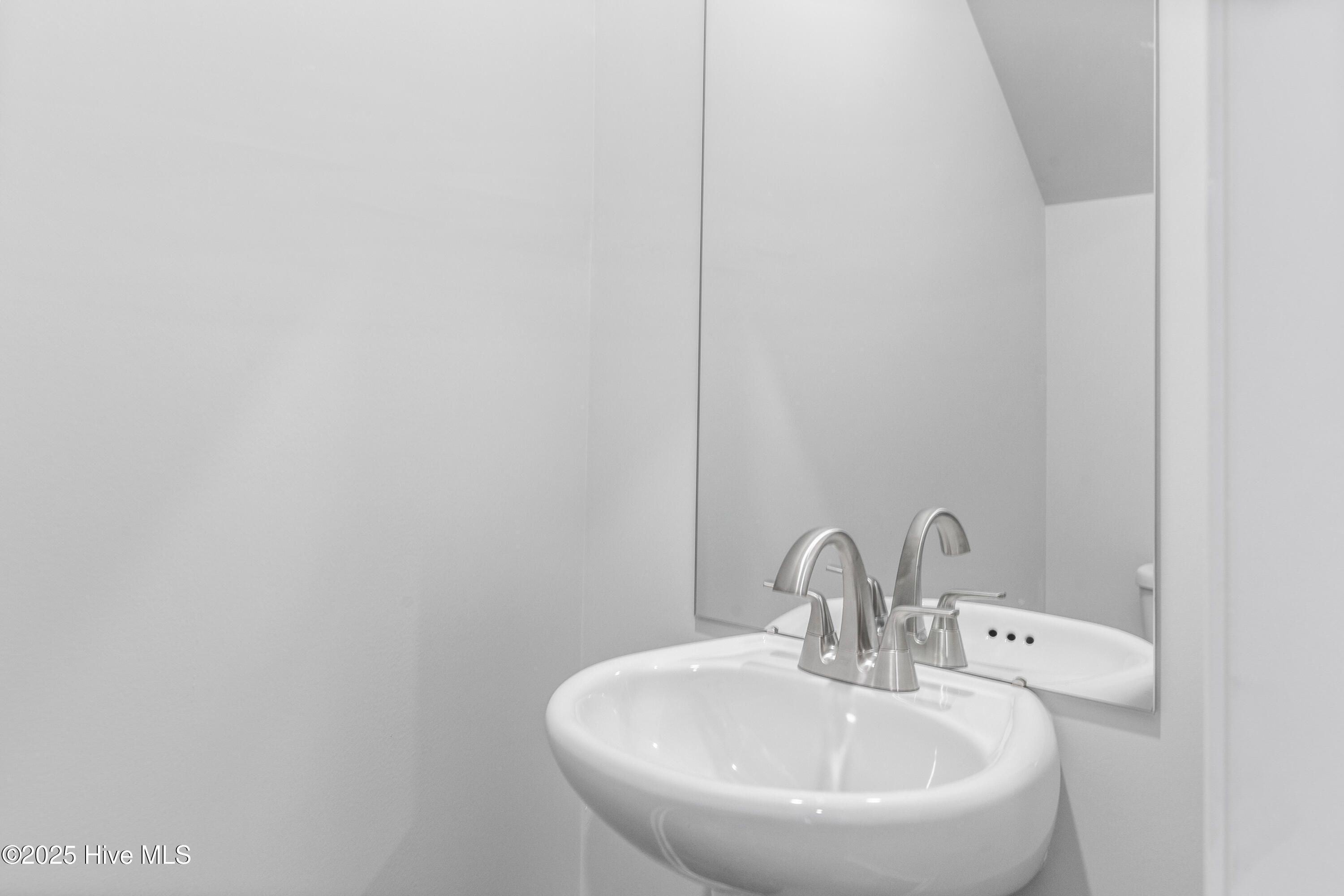 100519018 | Photo 15