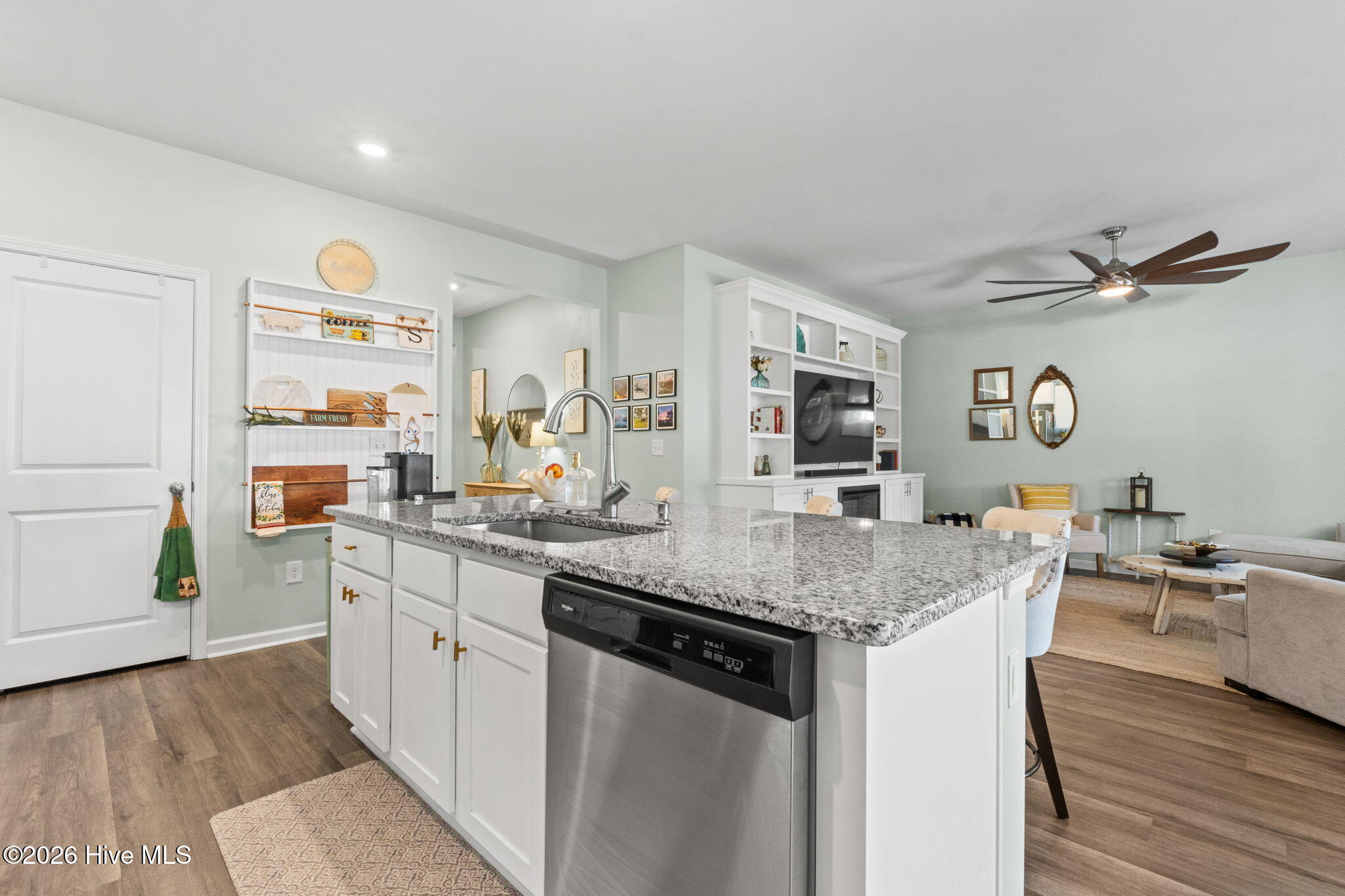 100568064 | Photo 18