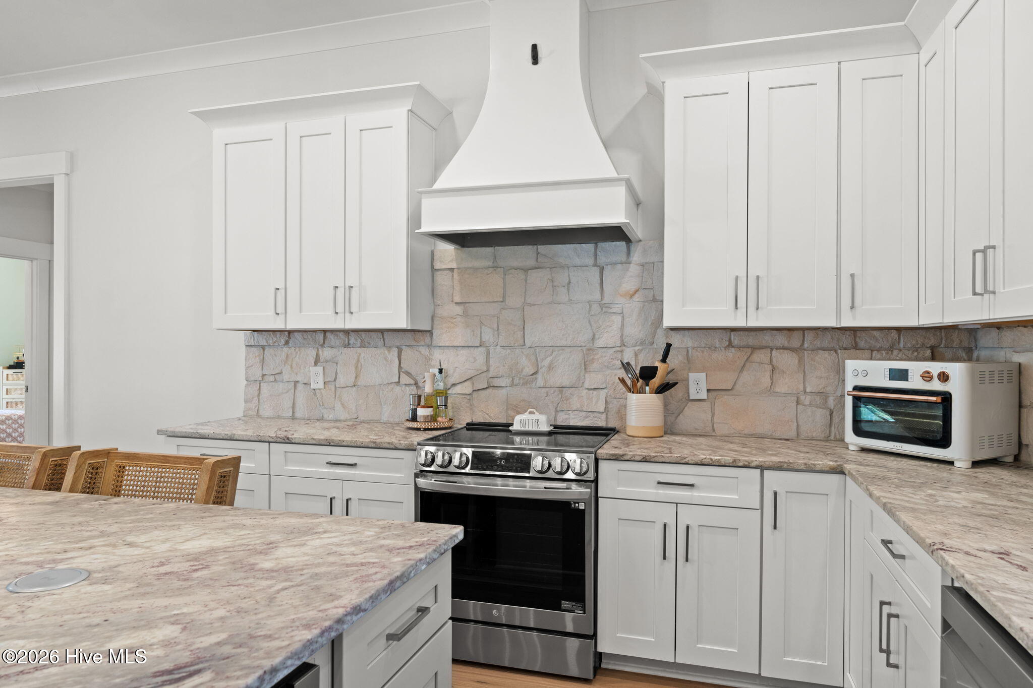 100569675 | Photo 12