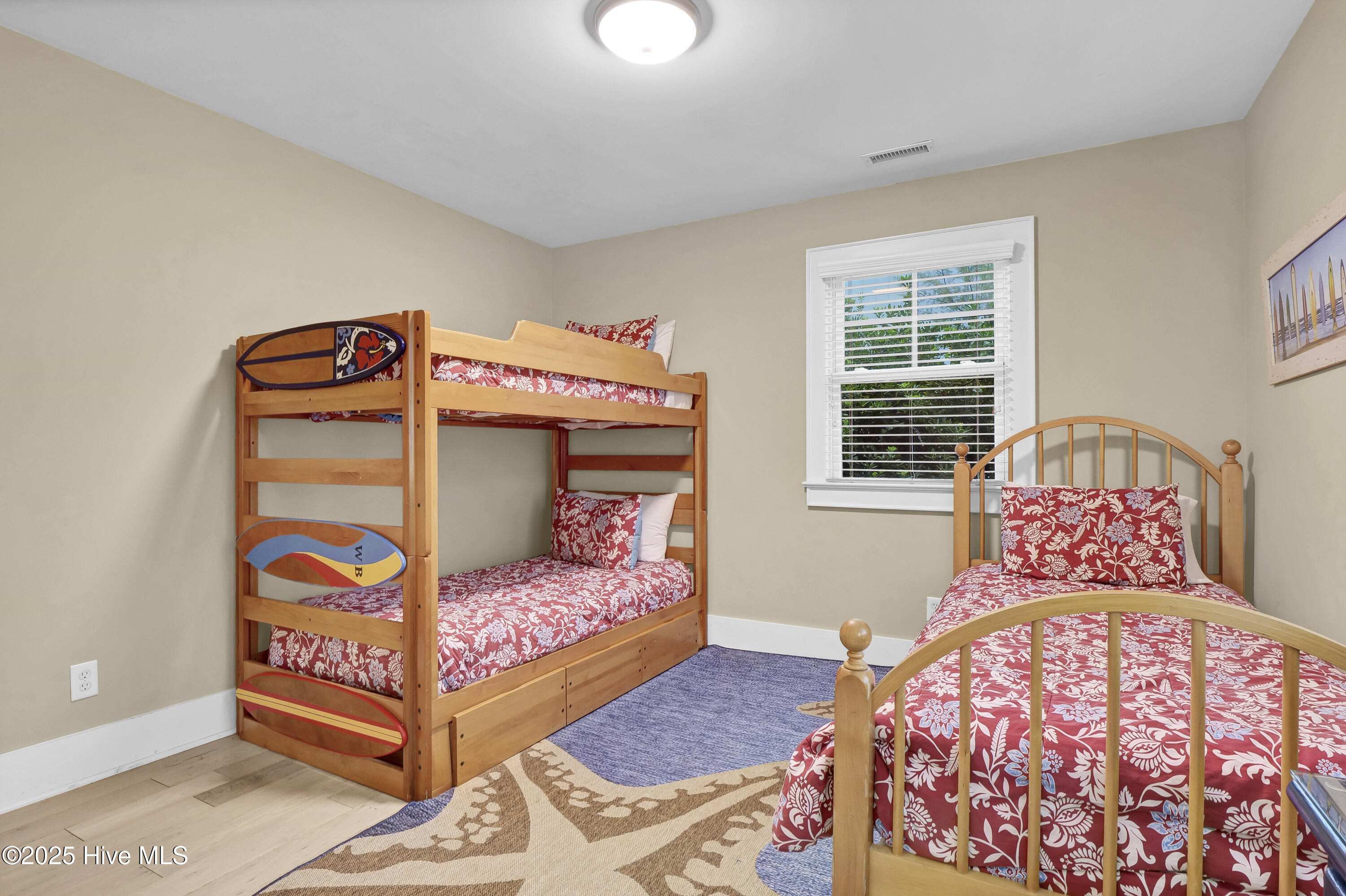 100525301 | Photo 15