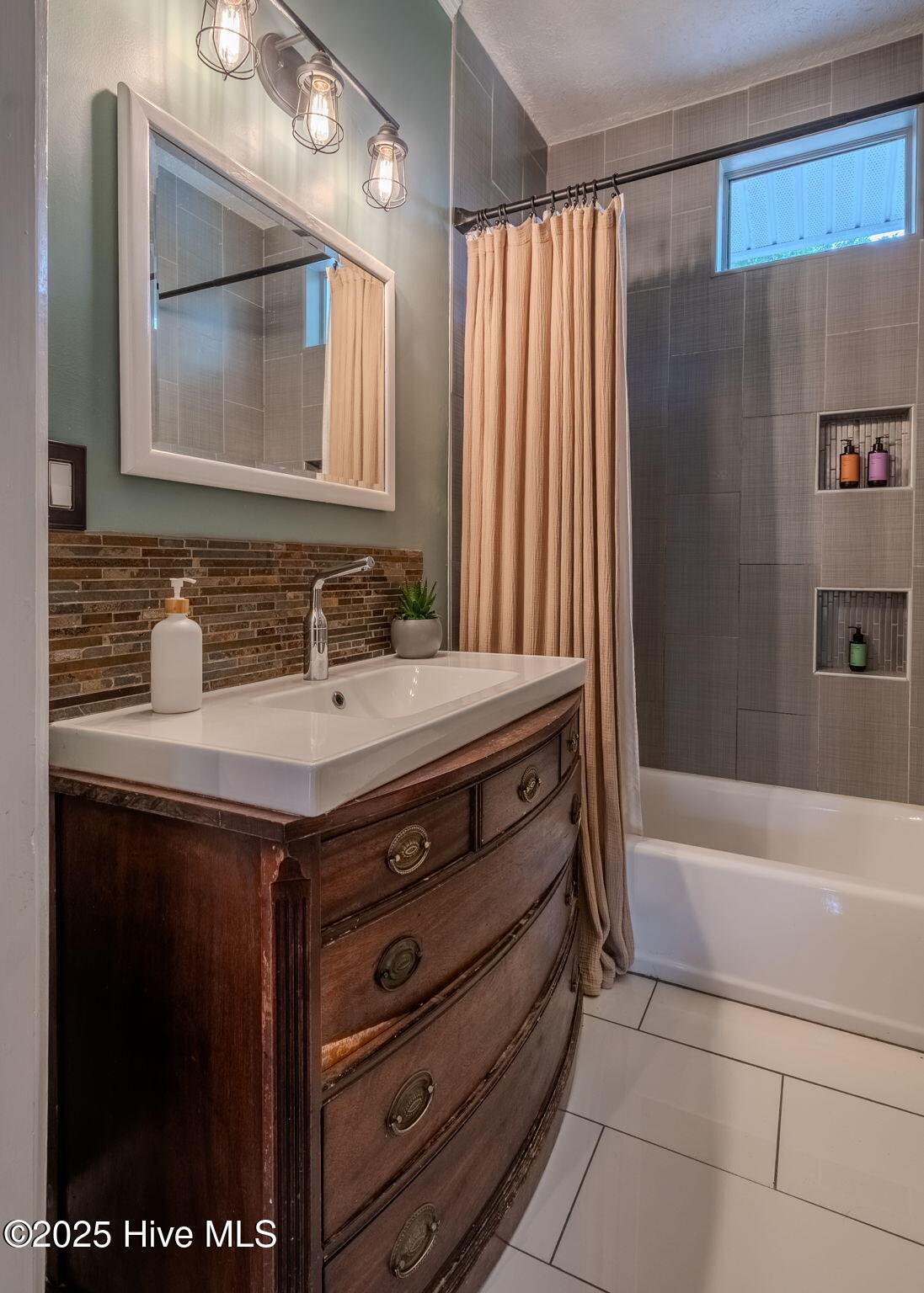 100522019 | Photo 28