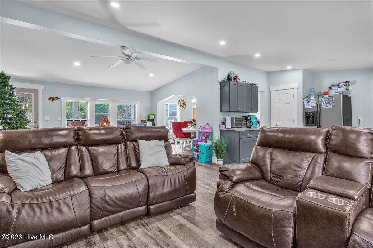 100548793 | Photo 13