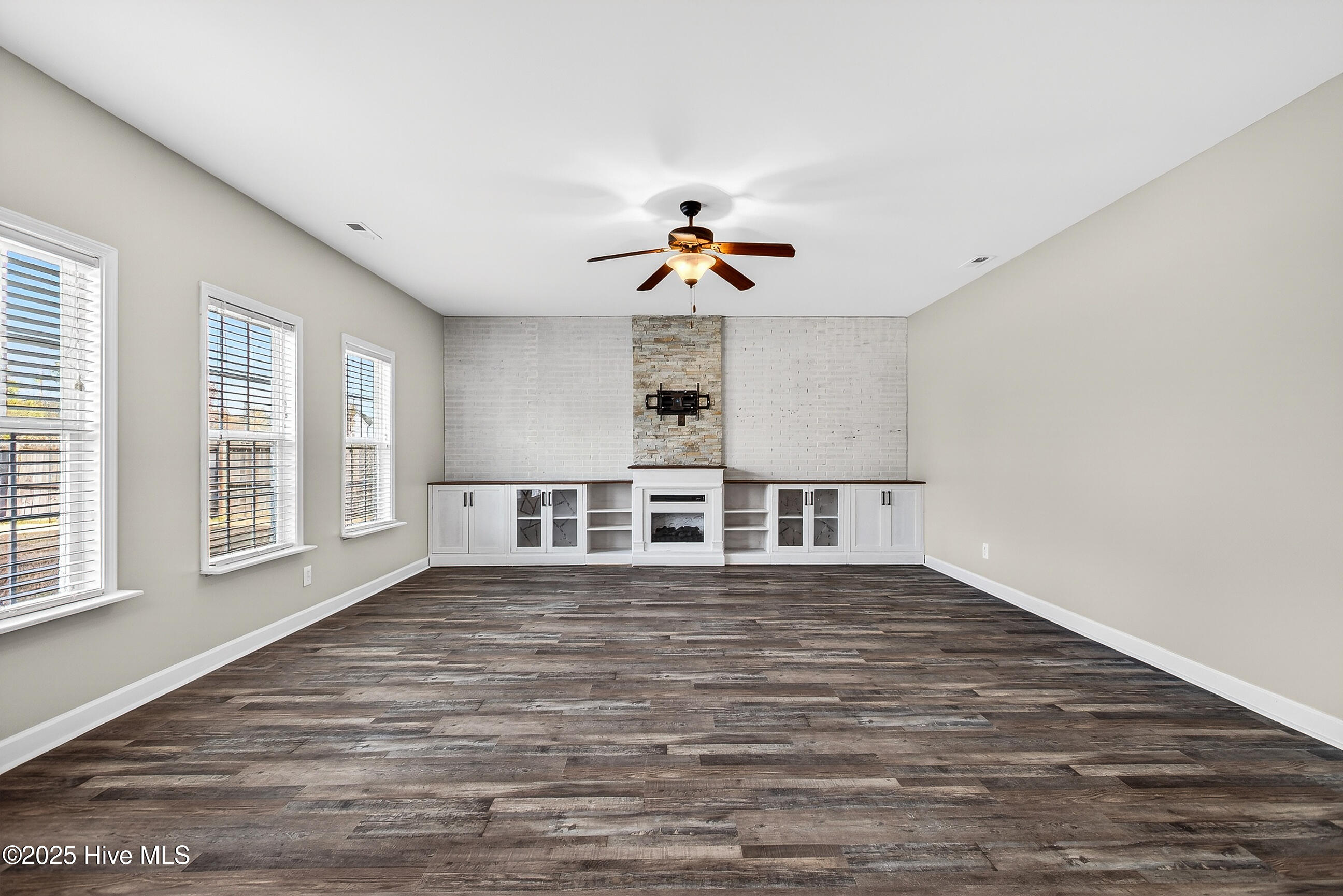 100547089 | Photo 16