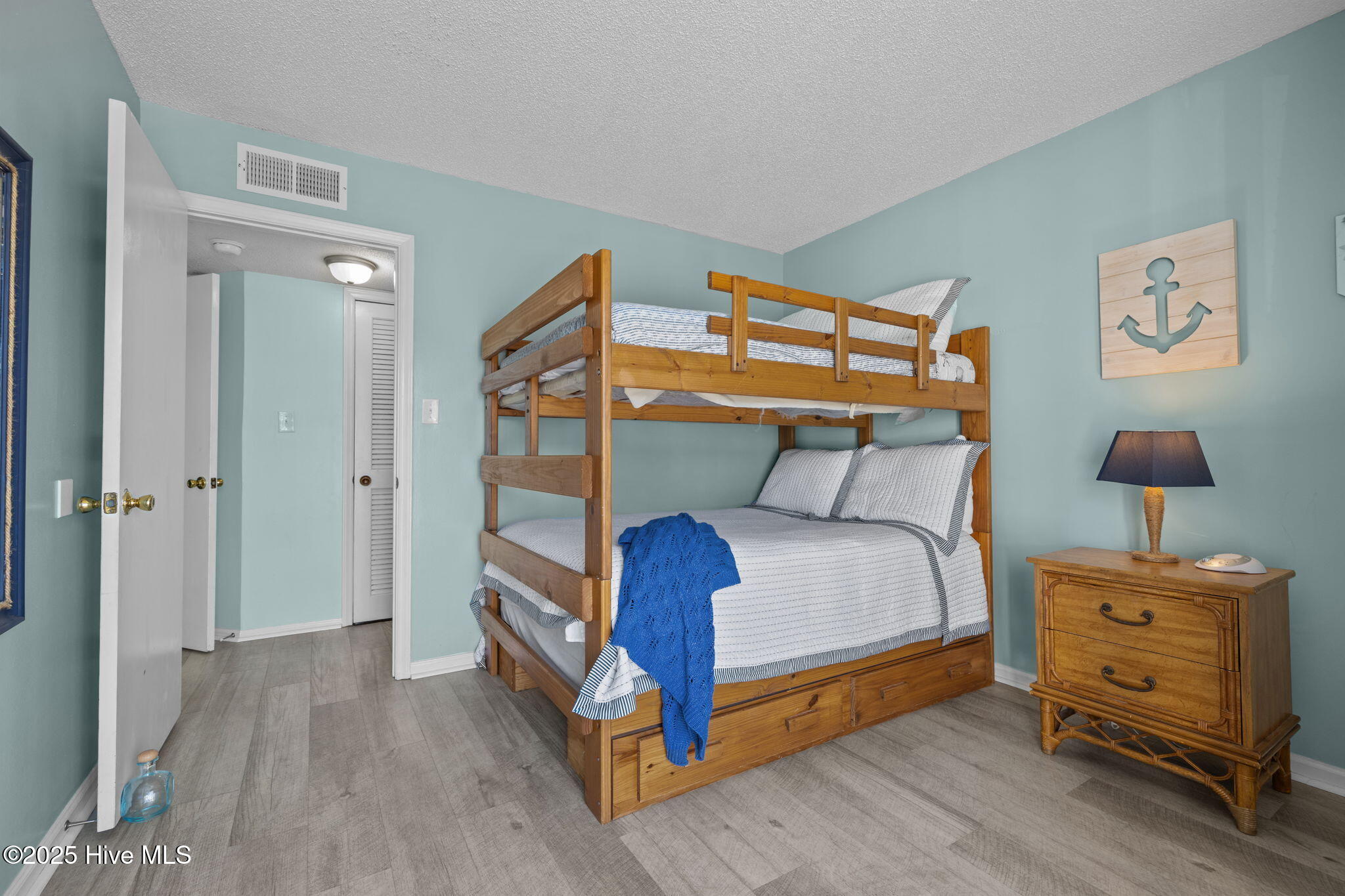 100536863 | Photo 23