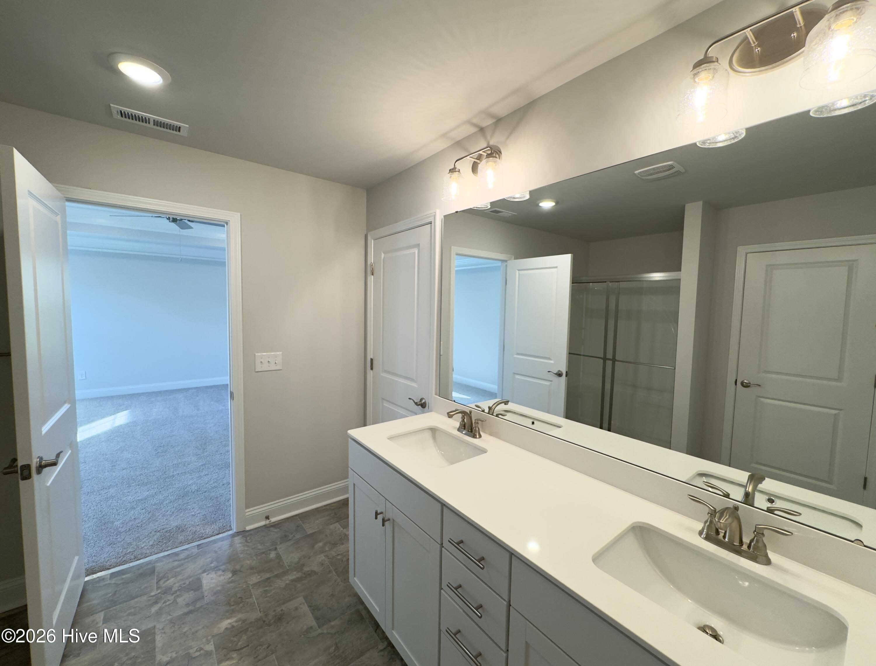 100563324 | Photo 22