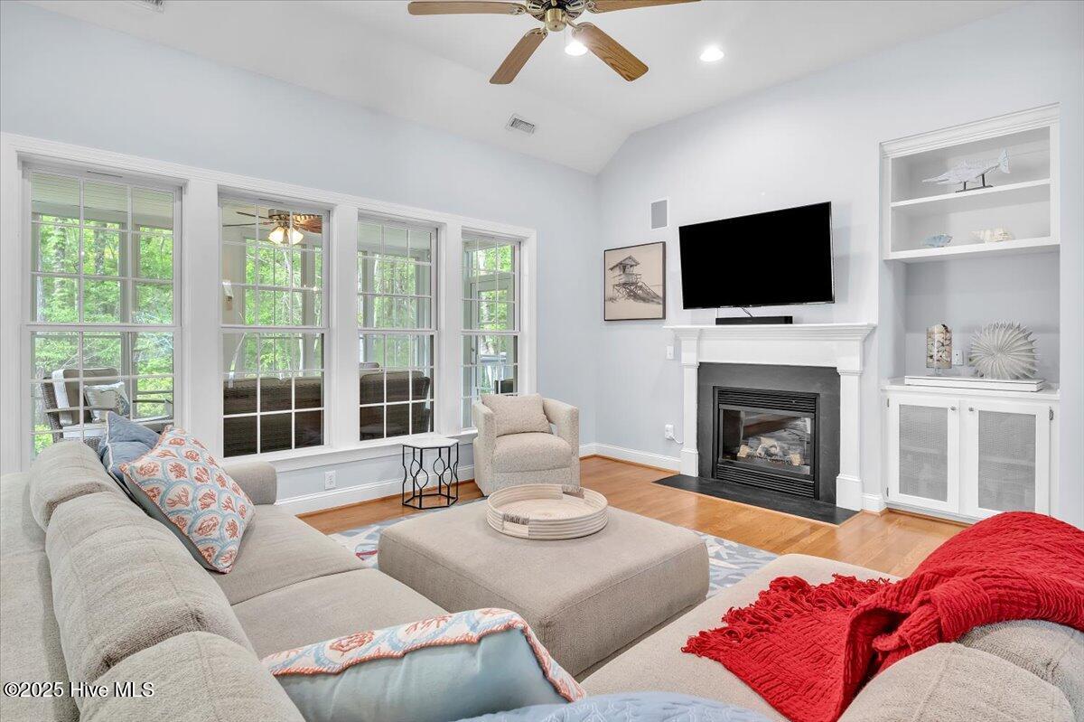 100506076 | Photo 16