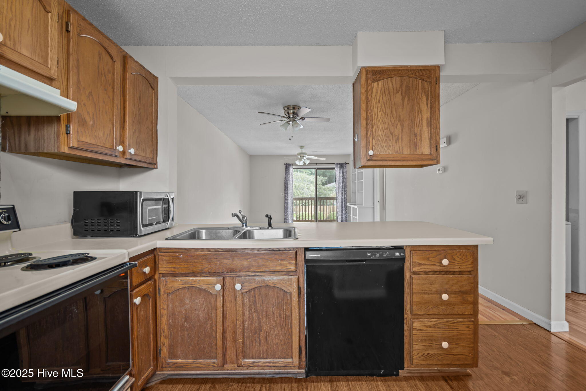 100529850 | Photo 11