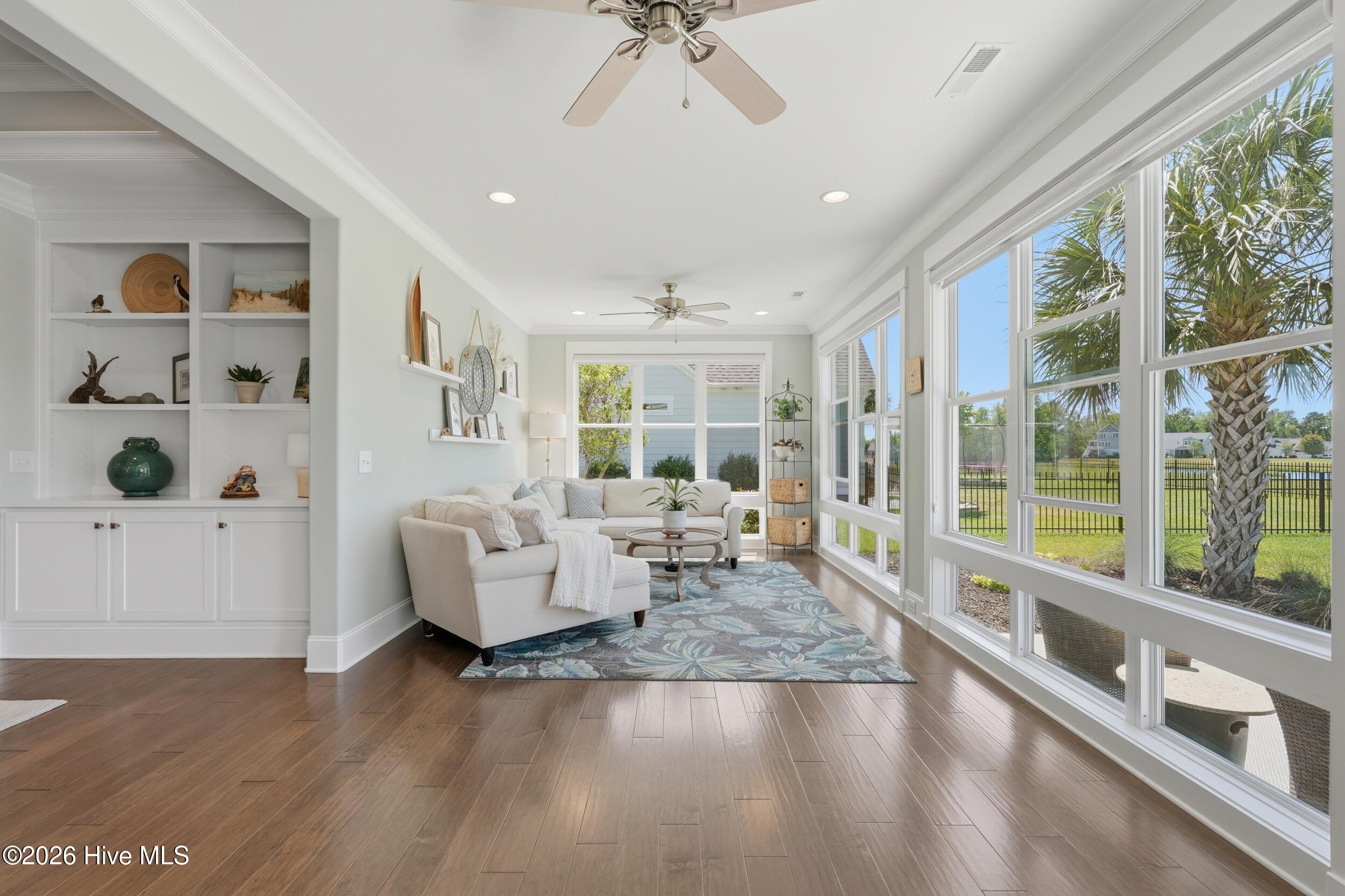 100567823 | Photo 34