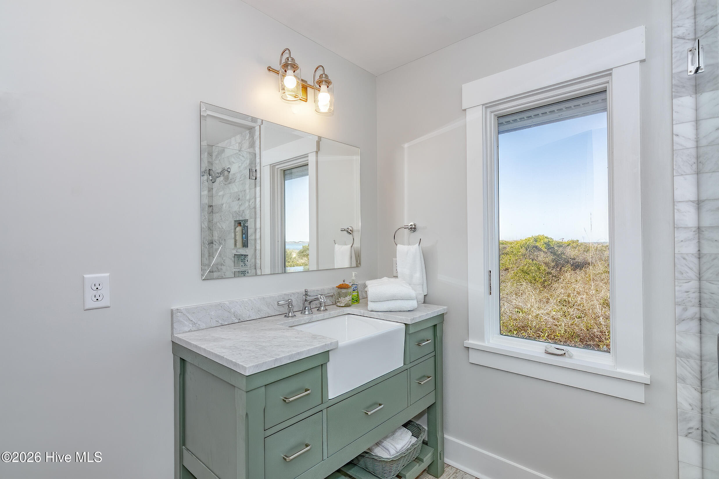 100560271 | Photo 43