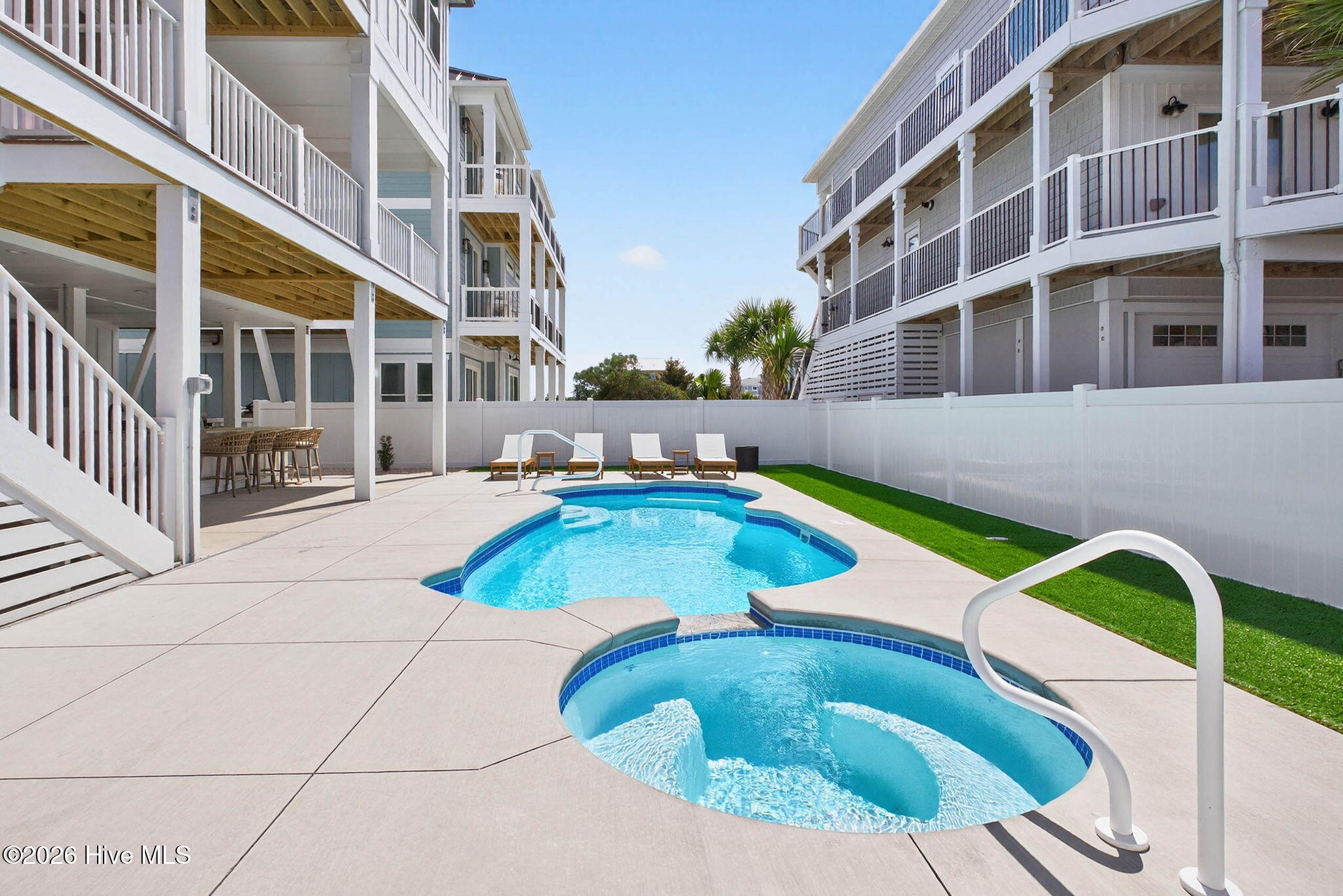 100560531 | Photo 32