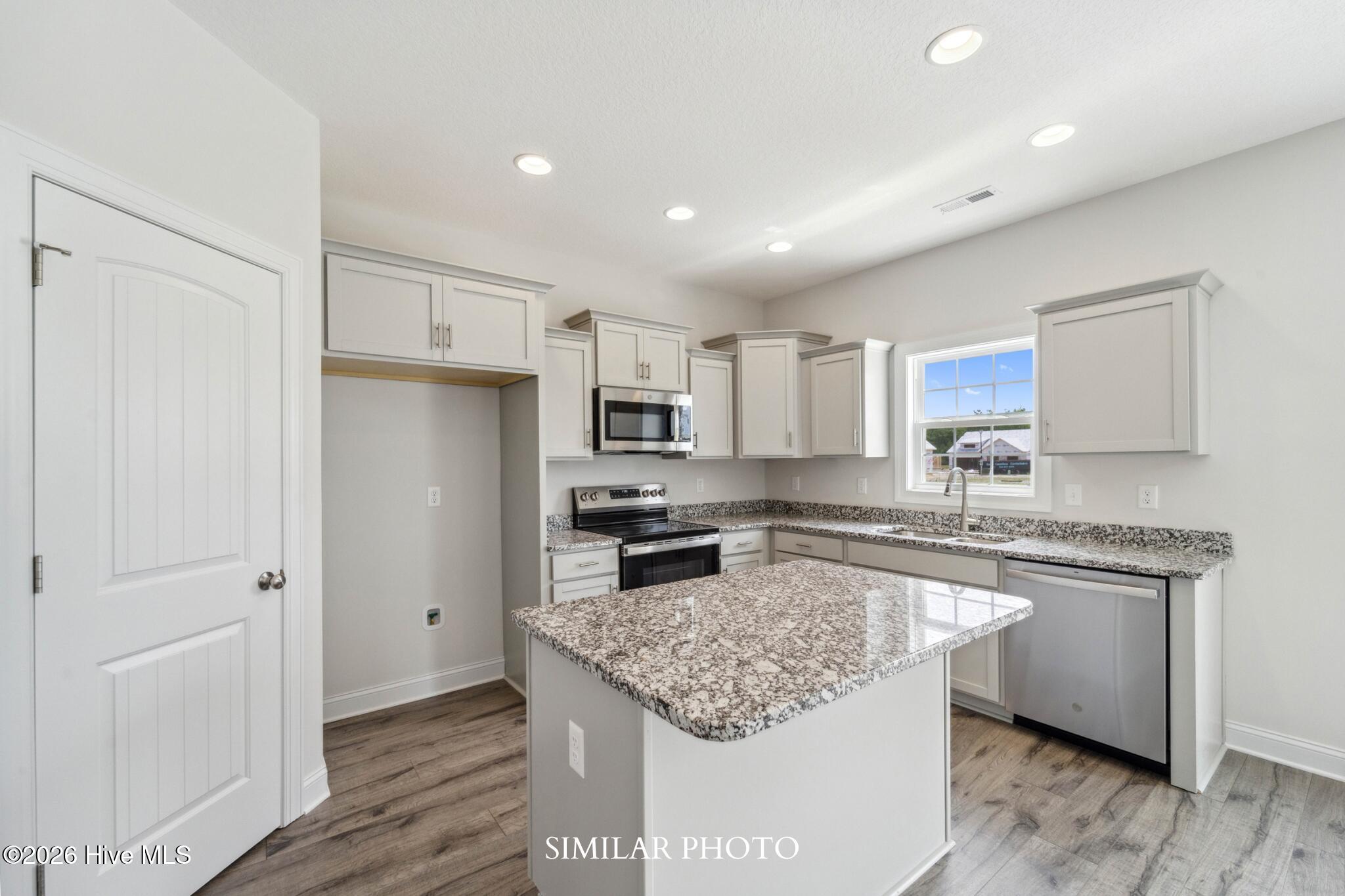 100561263 | Photo 13