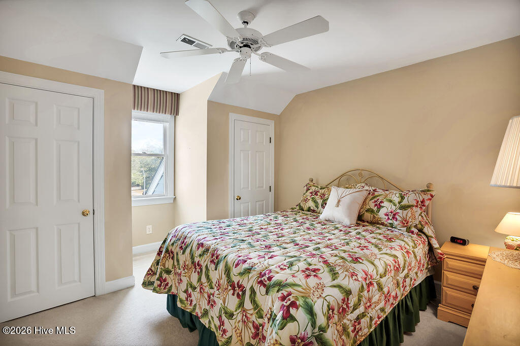 100563710 | Photo 35