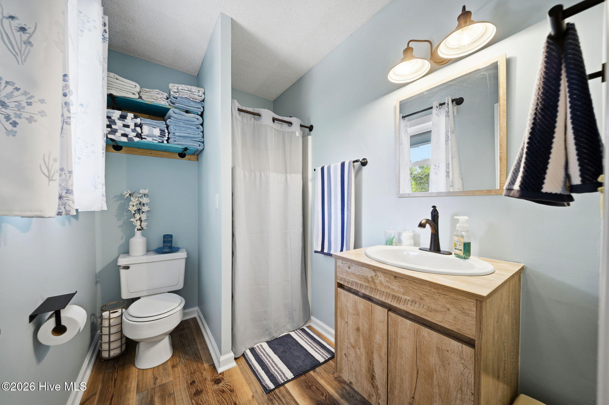 100569227 | Photo 24