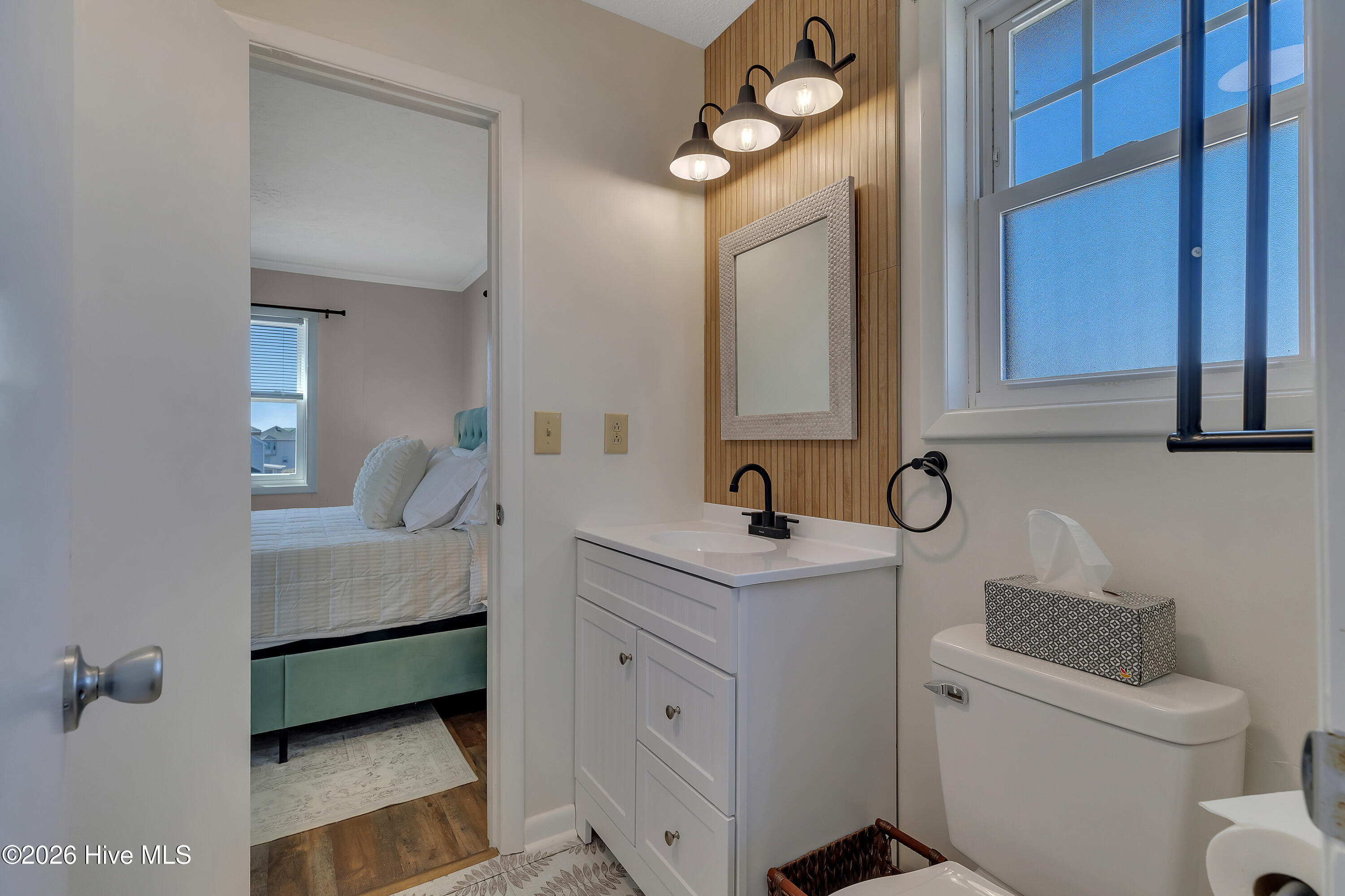 100548009 | Photo 42