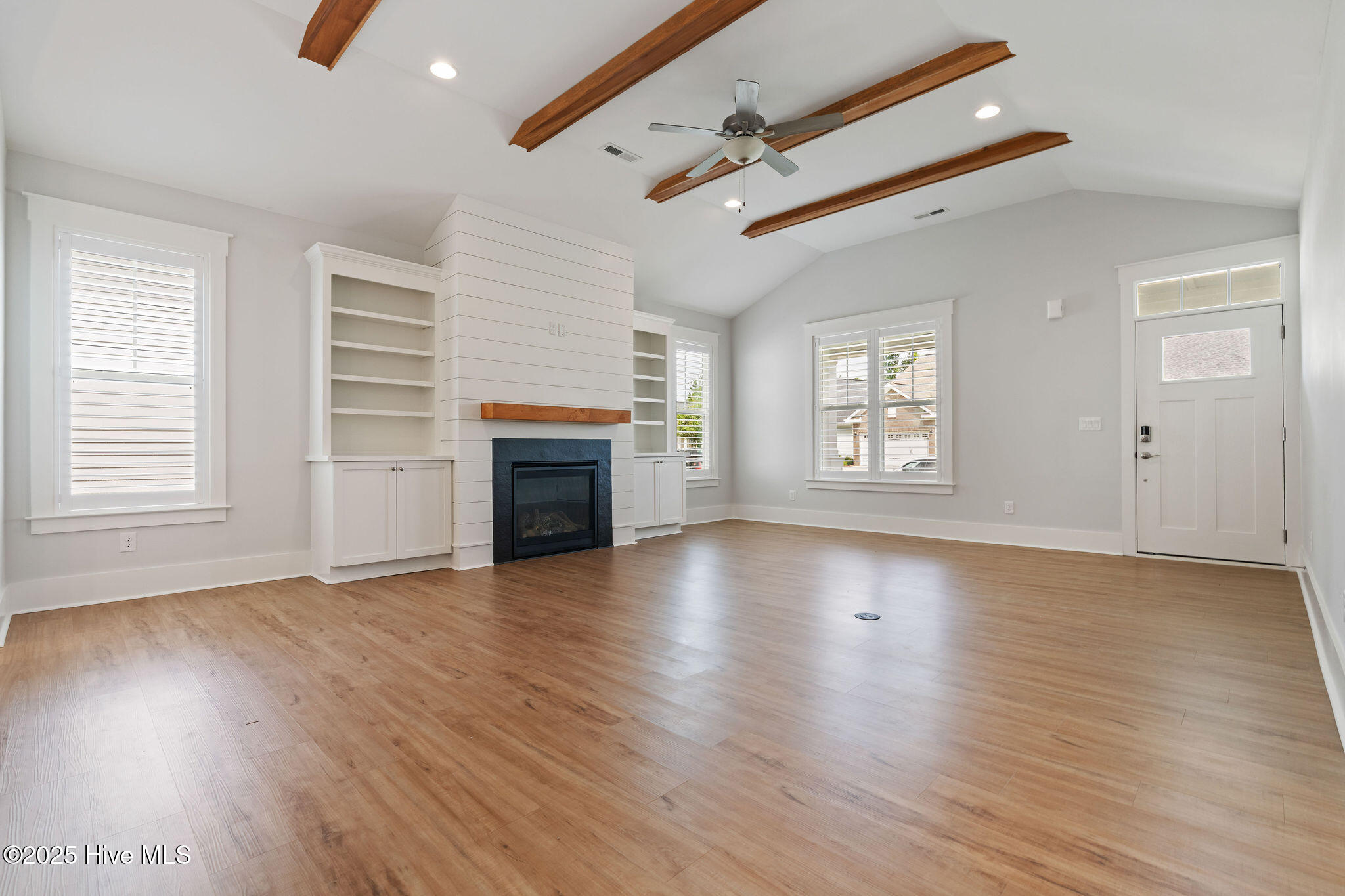 100523892 | Photo 11