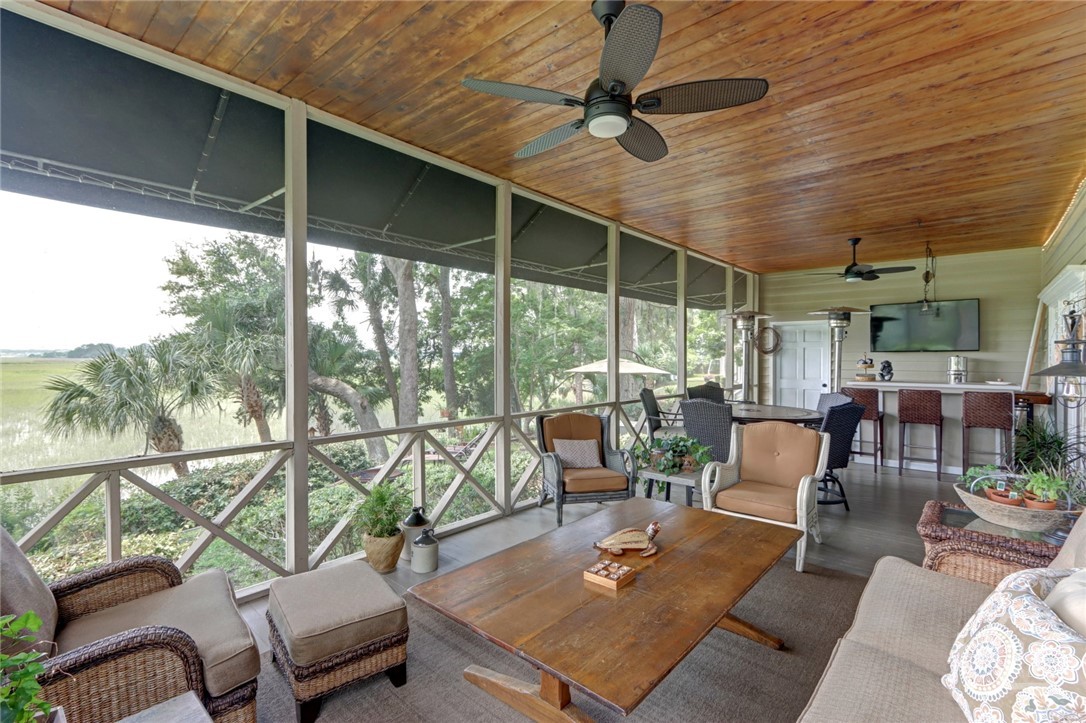 Upper and Lower Screen porches