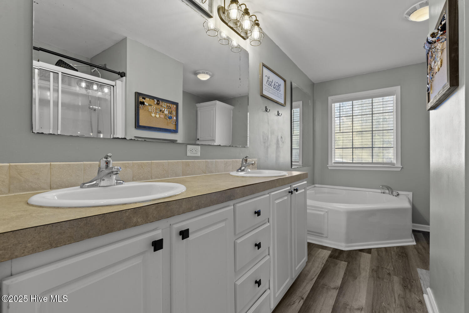 100545745 | Photo 19