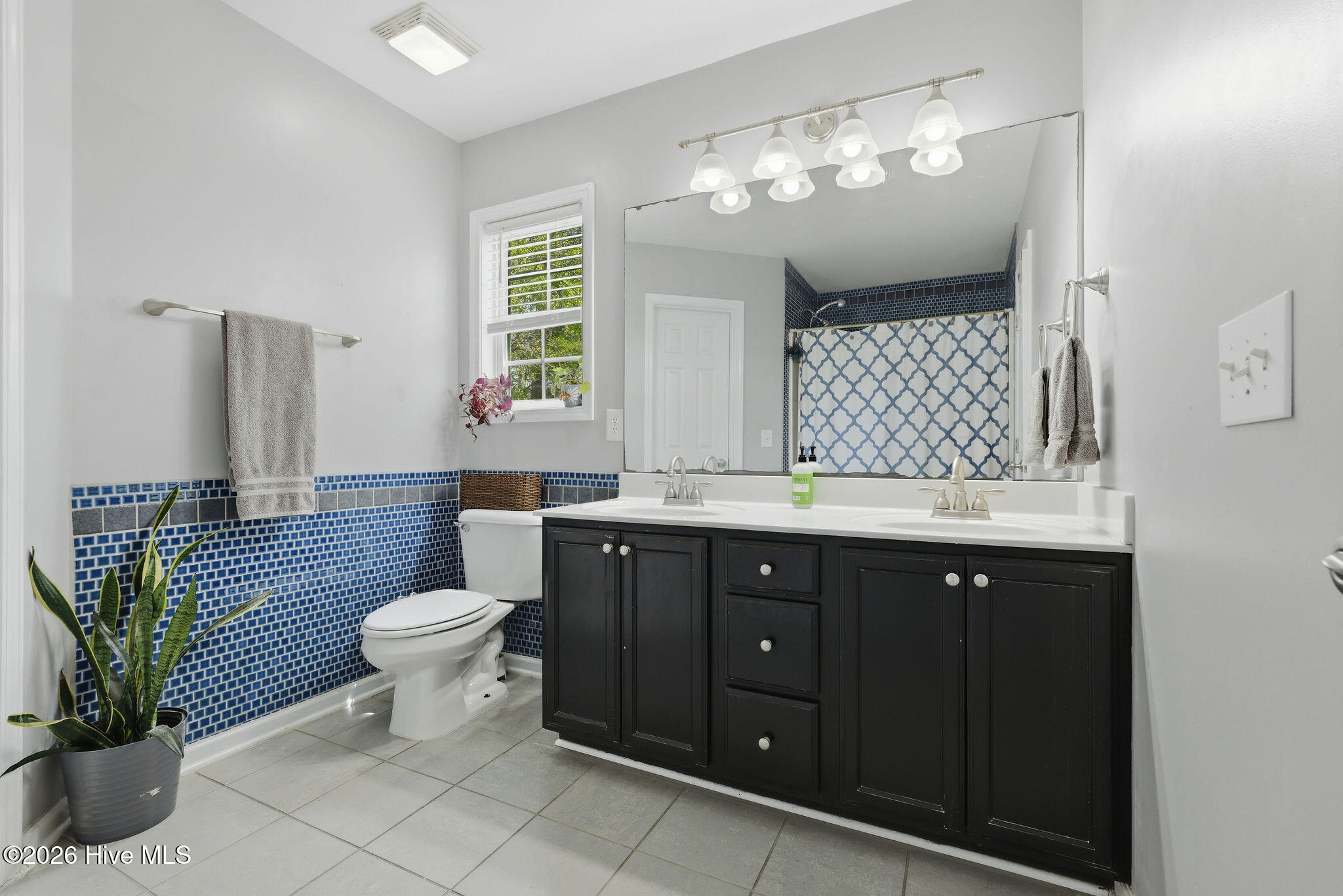 100565311 | Photo 42