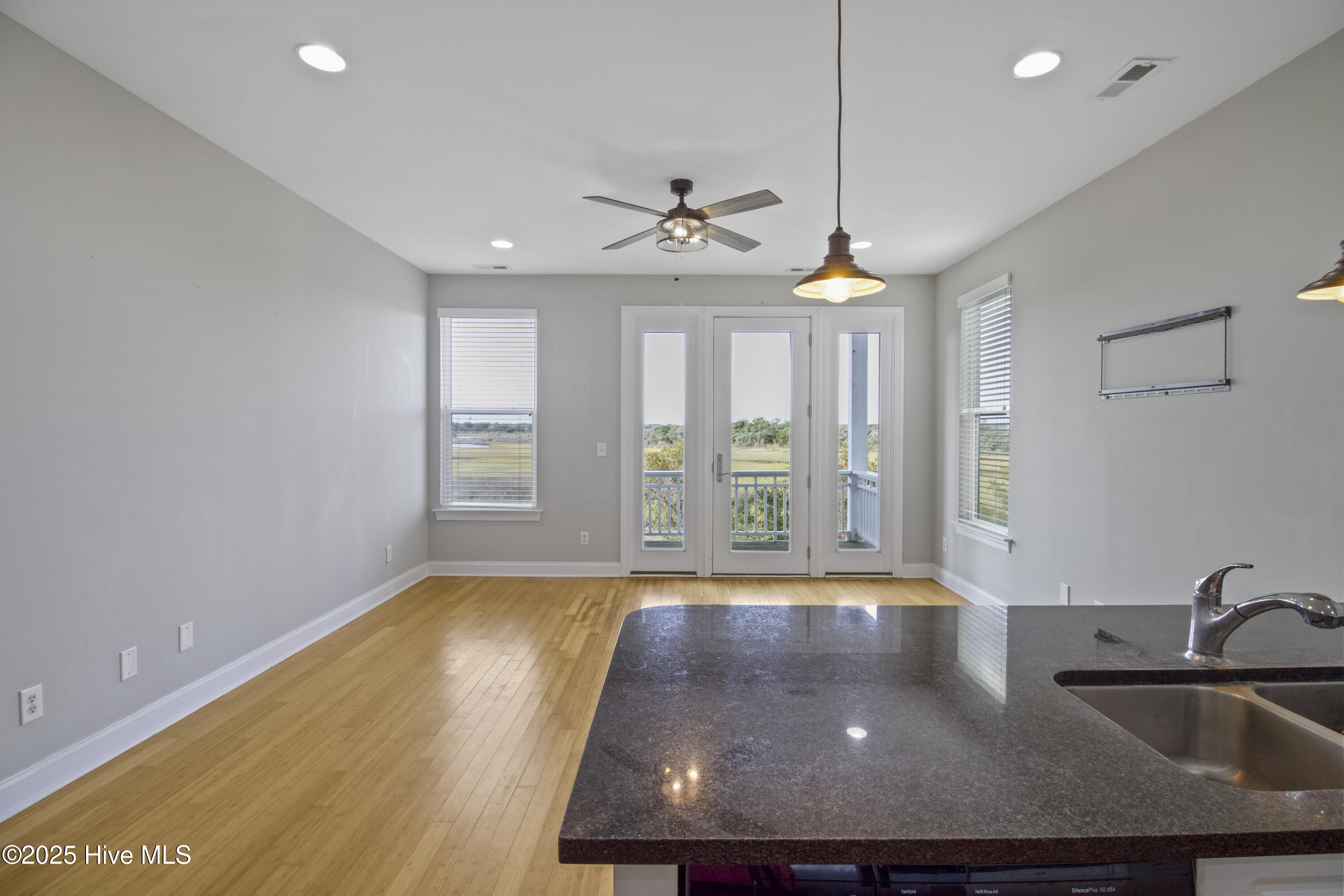 100541594 | Photo 11