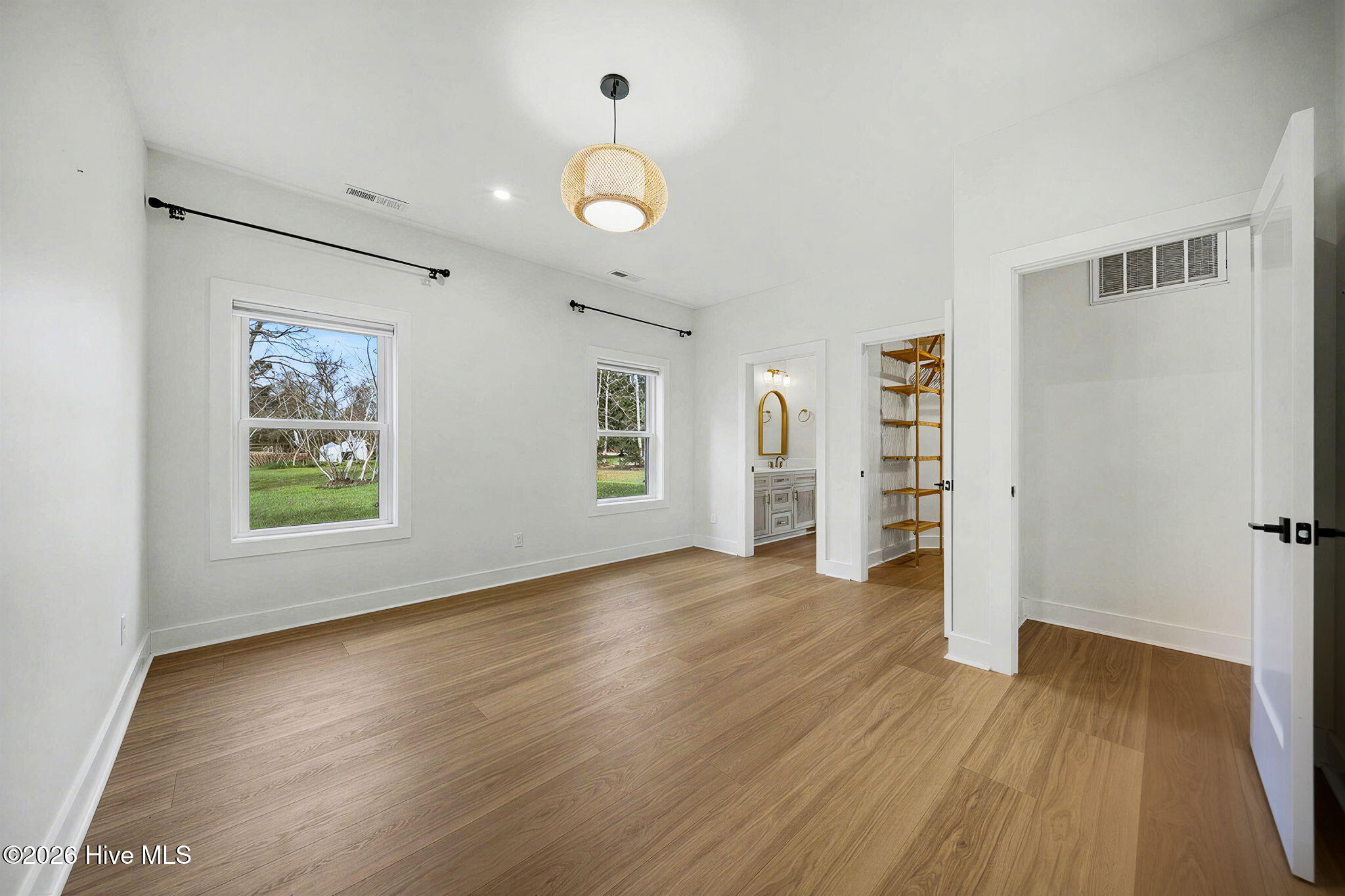 100563289 | Photo 24