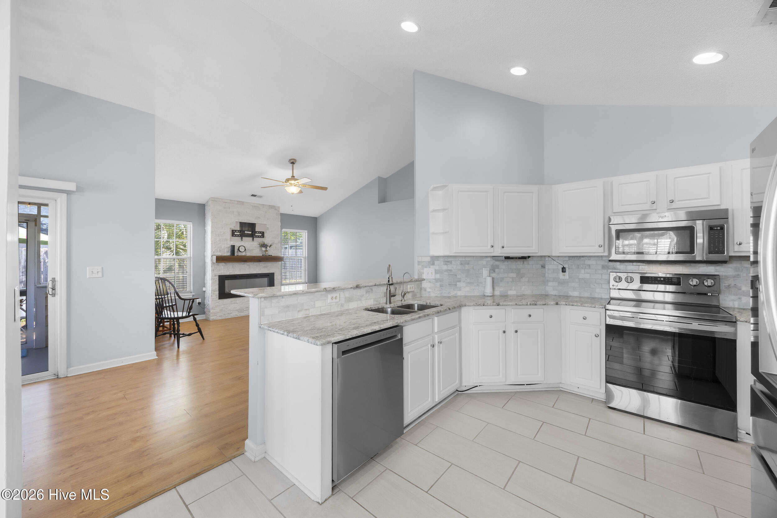 100565263 | Photo 13