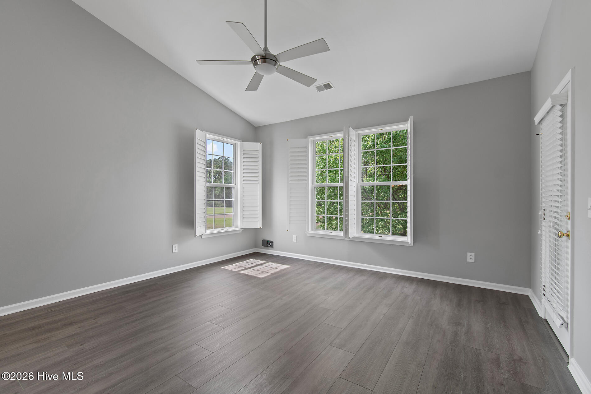 100566917 | Photo 15