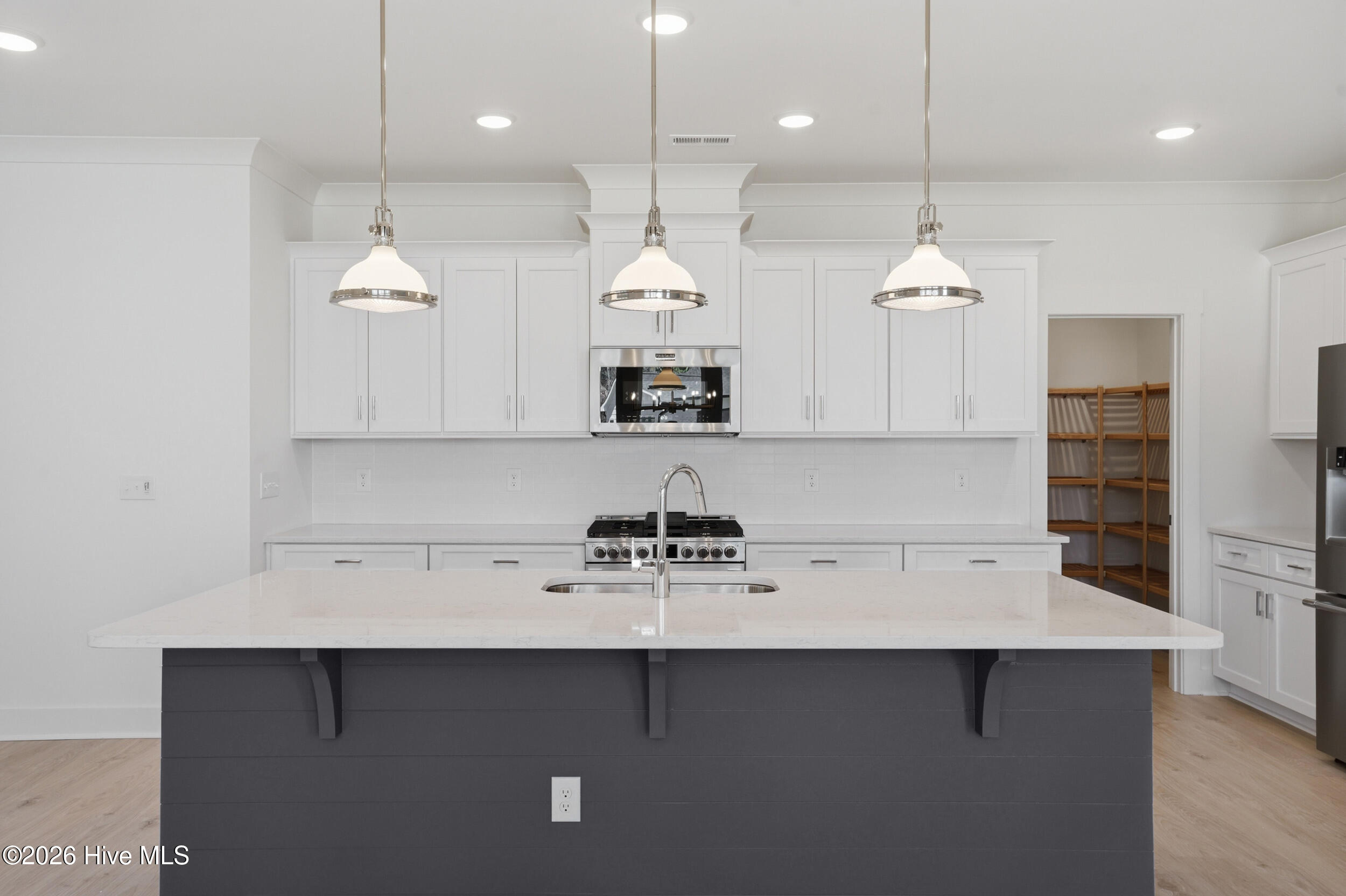 100561553 | Photo 11