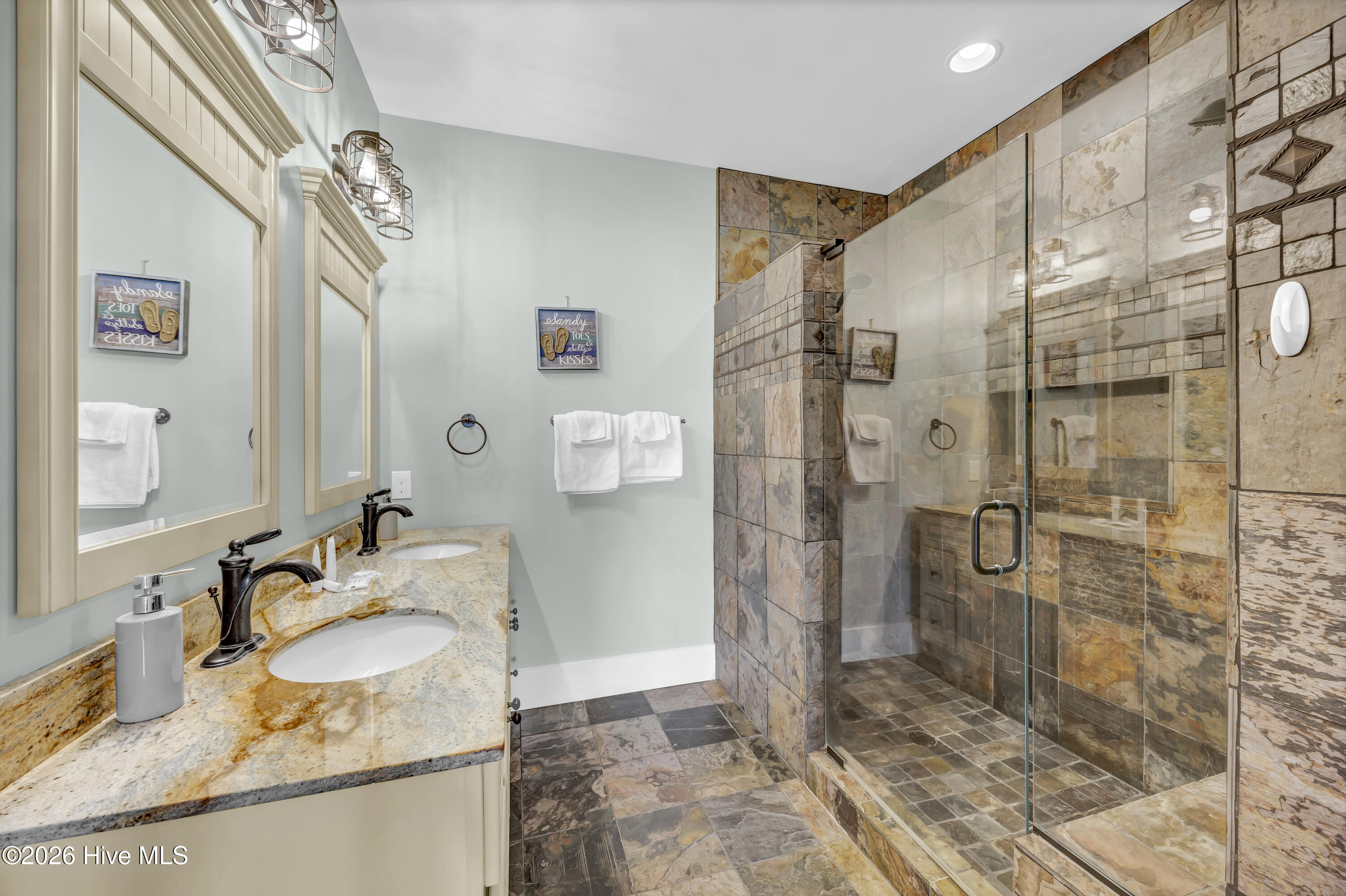 100558745 | Photo 18