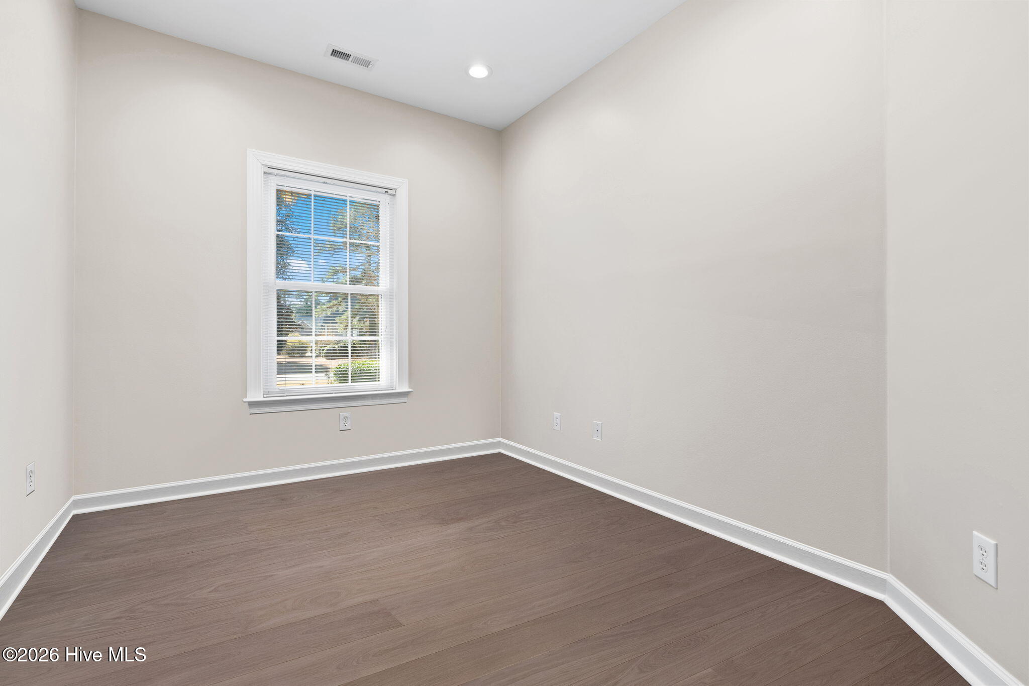 100548077 | Photo 59