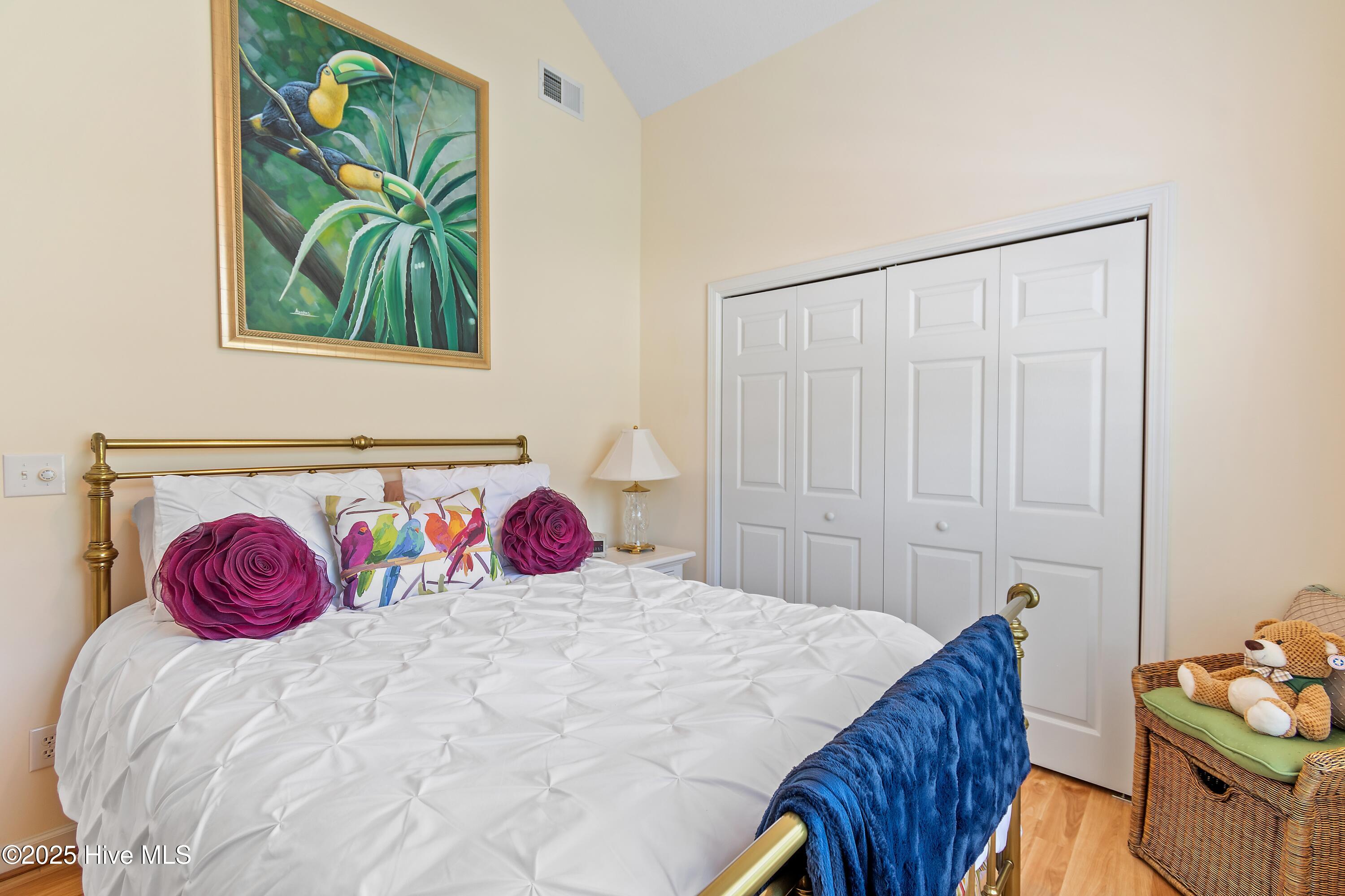 100518385 | Photo 24