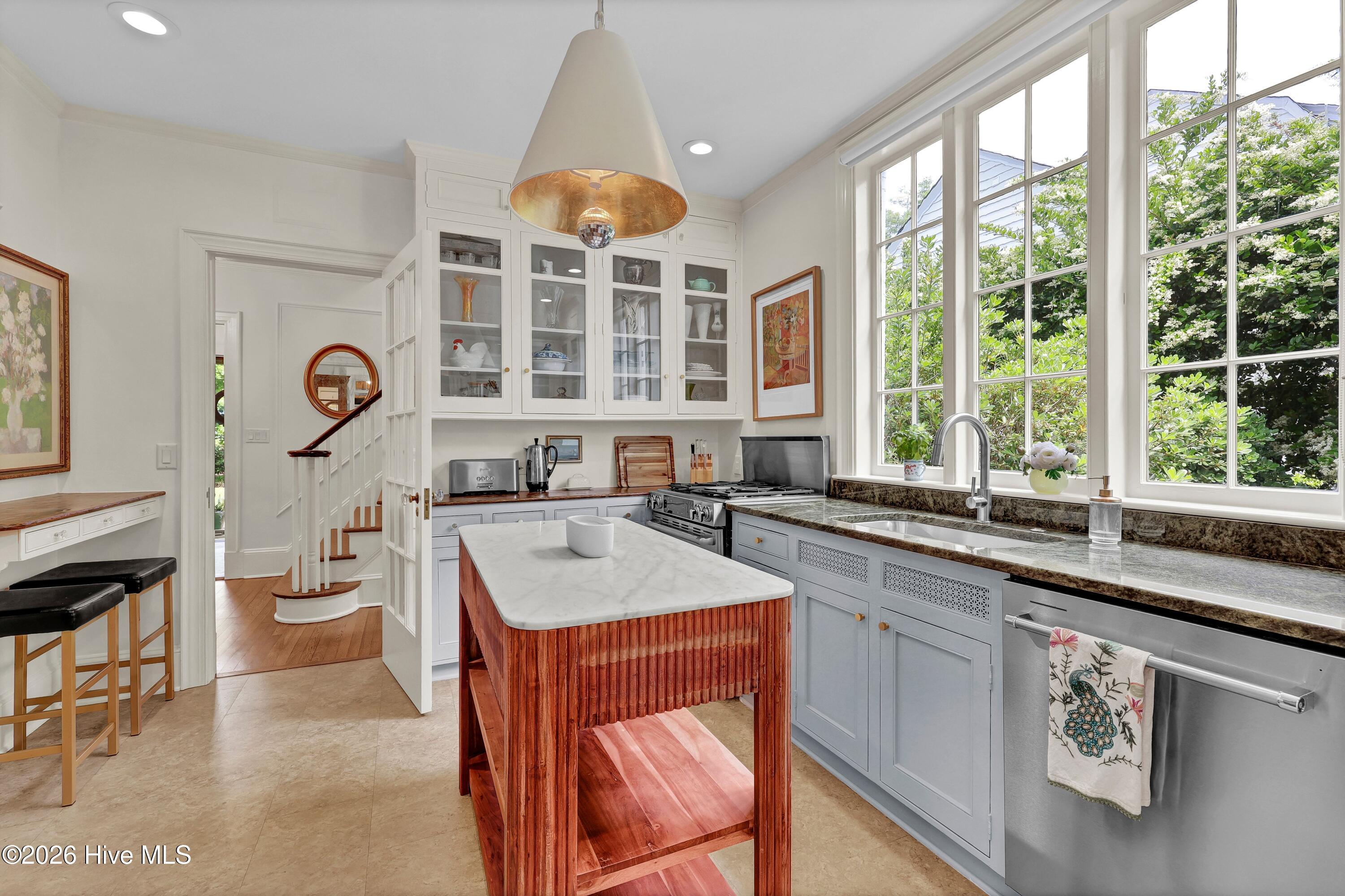 100570649 | Photo 25