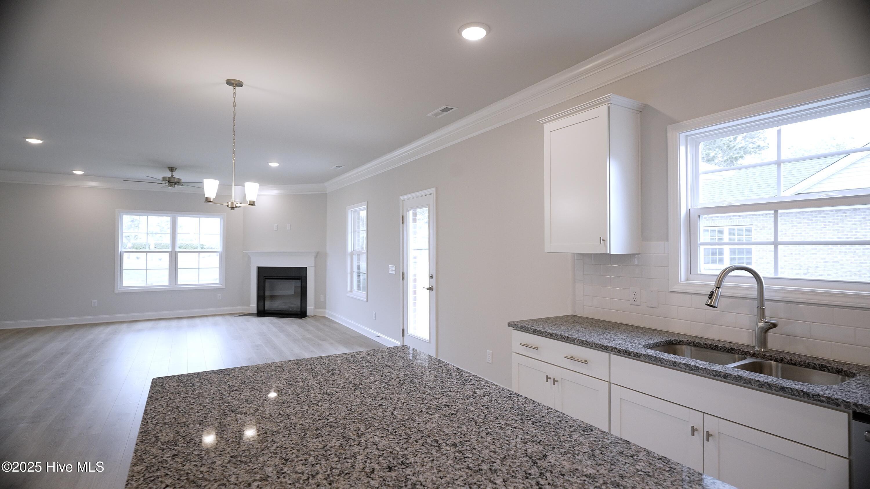 100428126 | Photo 15