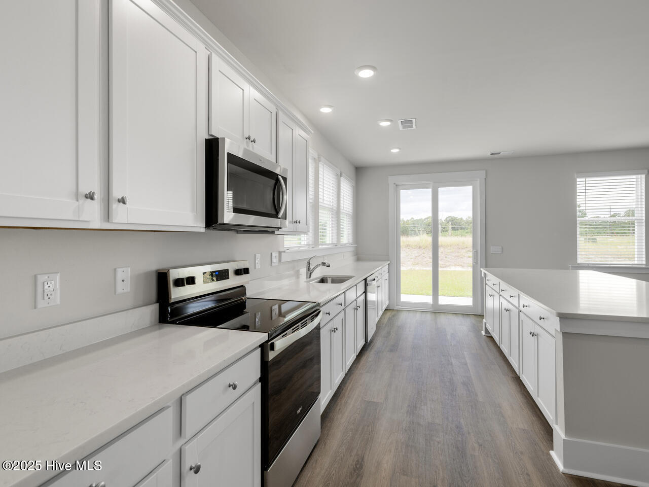 100566268 | Photo 14