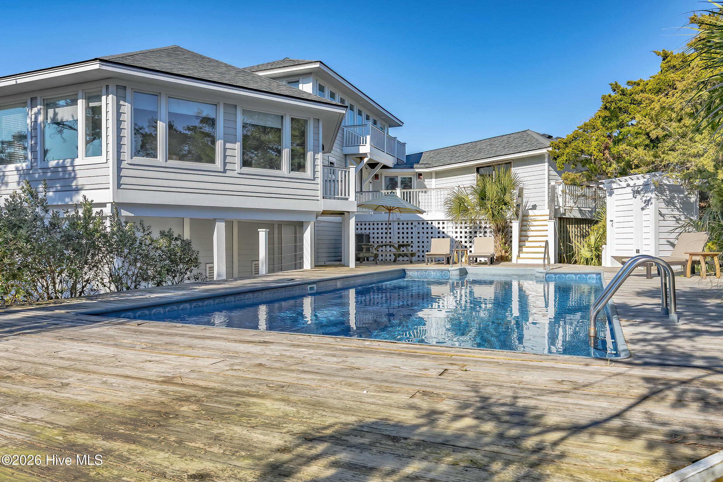 100560271 | Photo 56