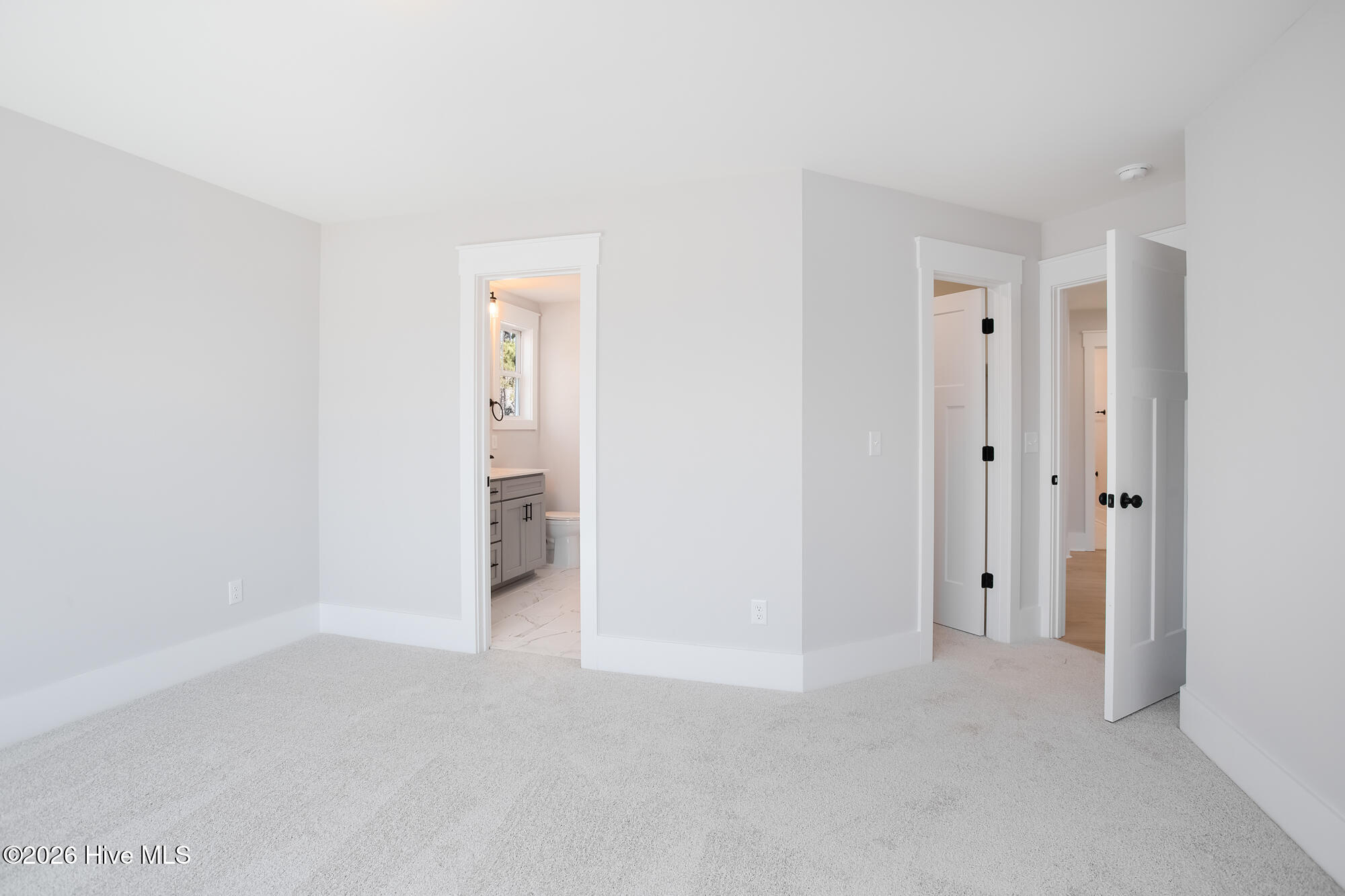 100564009 | Photo 32