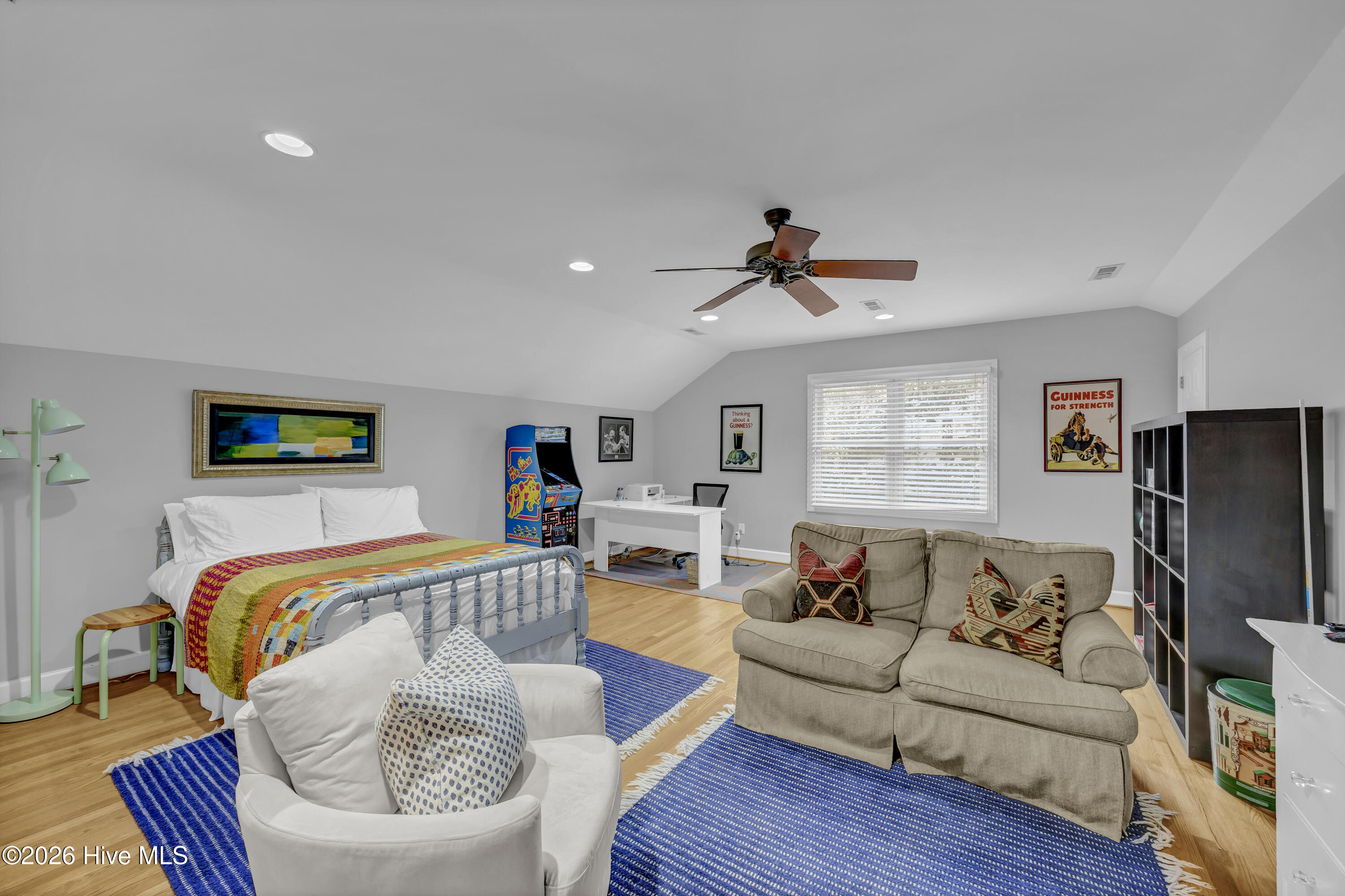 100549604 | Photo 13