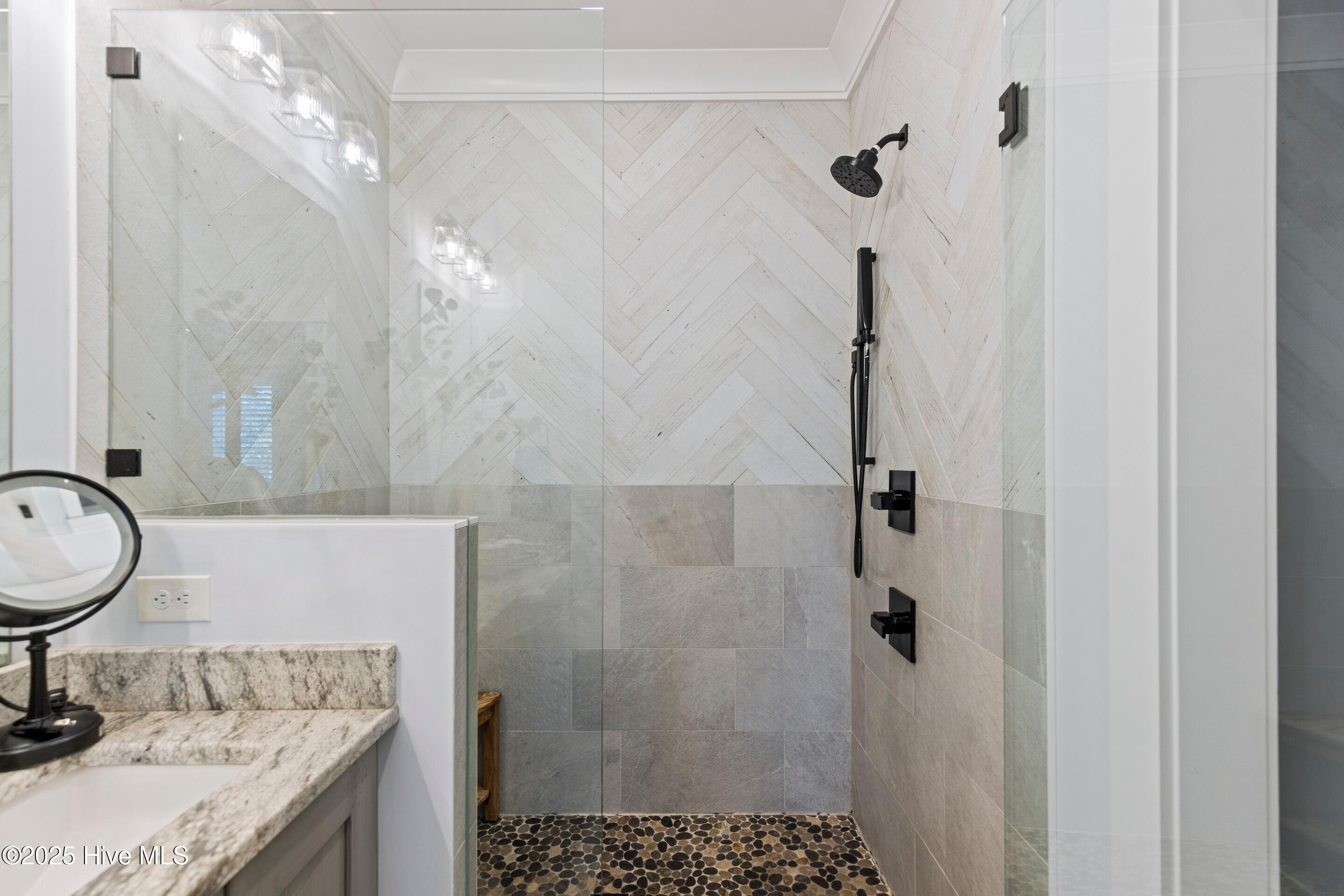 100540413 | Photo 23