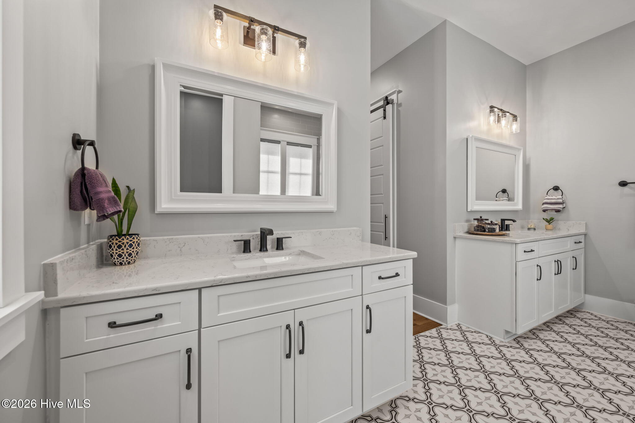 100555870 | Photo 28