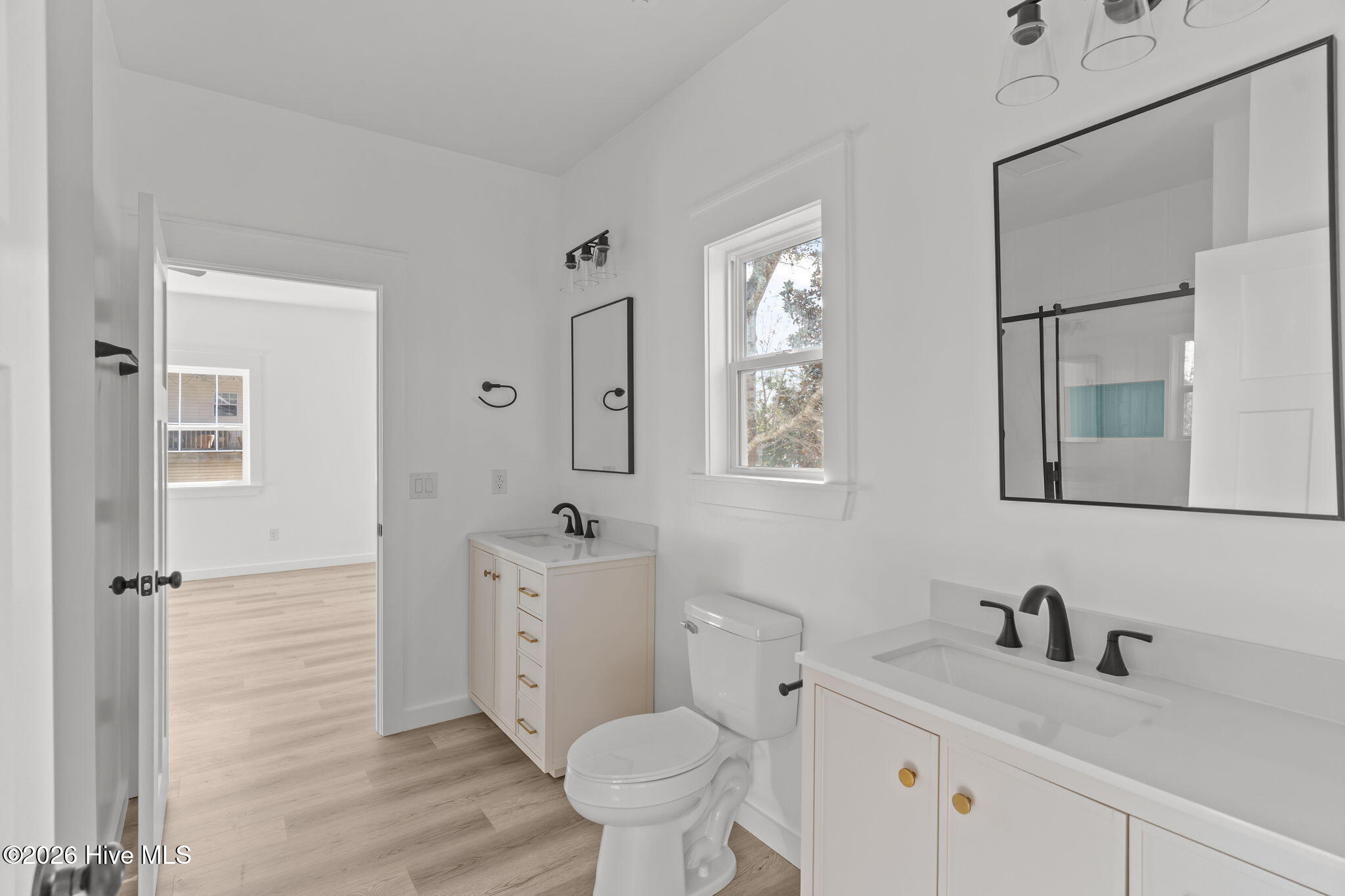 100549320 | Photo 26