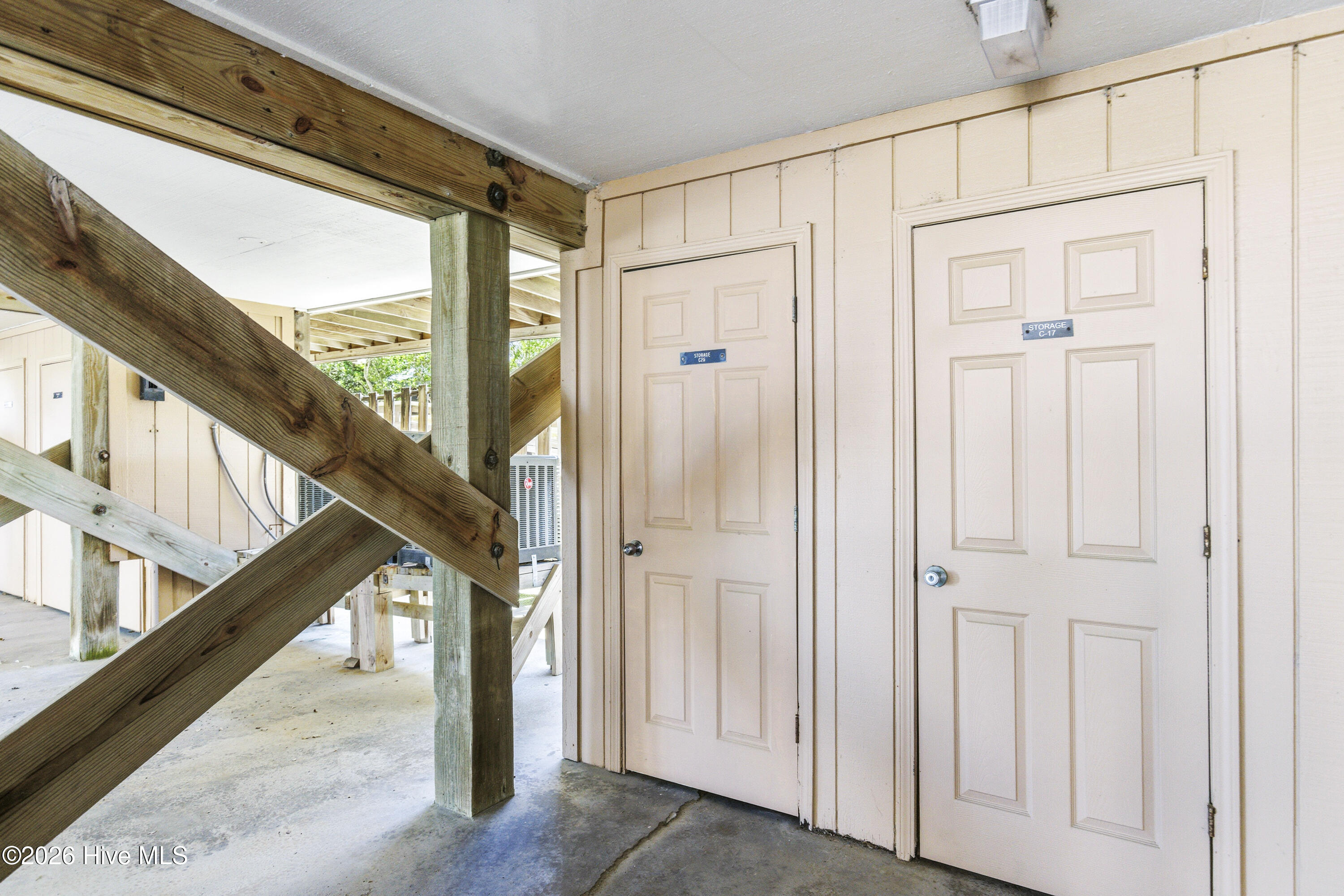 100567945 | Photo 38