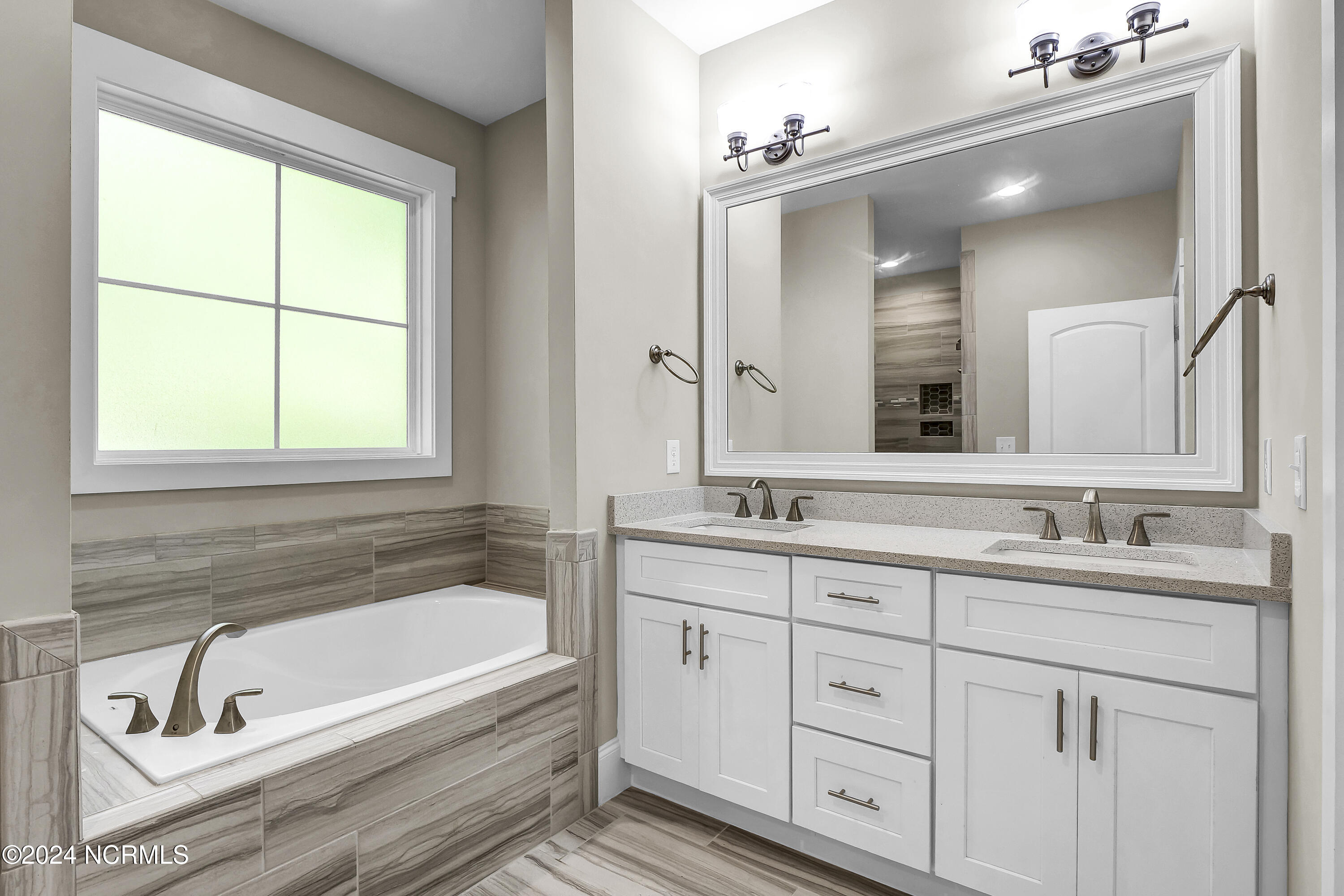 100565590 | Photo 20